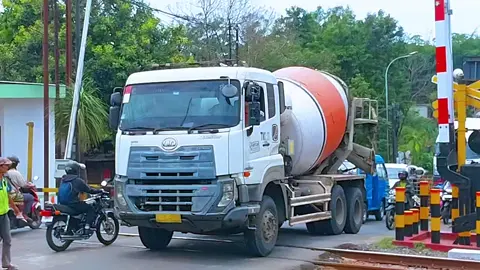 Aktifitas Truk Molen Quester Melewati Rell Kereta Api 🎥 #bismillahfypシ #fouryoupage #pejuangrupiah #drivermuda #fyppp #fypviralシviral #zxycba #hobikamimembahagiakansupir #trukmboisindonesia🇮🇩 #four #supirtrukindonesia🇮🇩 #zcbxya #trukmaniaindonesia #trukindo #sodrekersindonesia #storytruk #trukindonesia🇲🇨 #truklovers #cctv_veteran🤙🎥 #stutjack🌶️ #trukmolen 