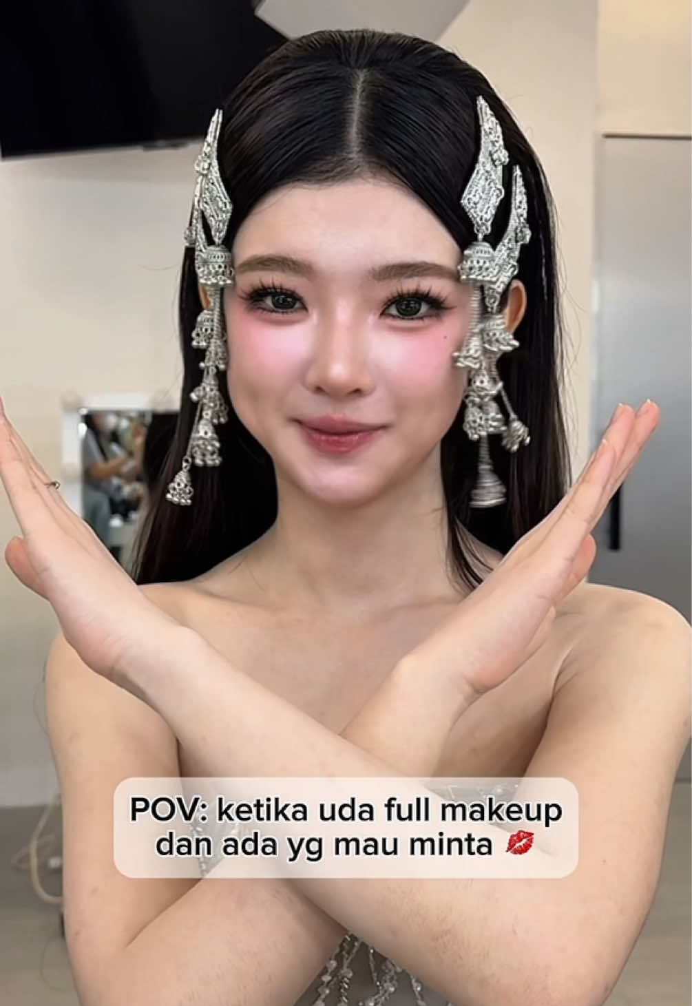 Ketika uda full makeup dan ada yg mau 💋💋 Auto ngmong Siroyooo! 😂😂 Featuring @𝐌𝐞𝐥𝐨𝐝𝐲🎵💕 si cantikkk yg always cantik dimekap apa aja wkwk #RUIversity #RUIacademy #RUIpricillia #RUIqavah #douyinmakeup #douyinbride #koreanmakeup