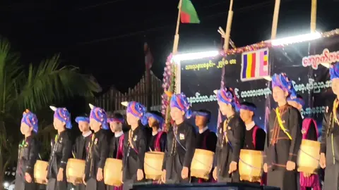 နောင်ကားကျေးရွာကိုးနဝင်းမြို့လှစေတီတော်ထီးတင်ပွဲည ပအိုဝ်းရိုးရာအကတွေကိုအကုန်ရိုက်ထားပါတယ် ရိုးရာဓလေ့ချစ်မြတ်နိူးသူတွေမြင်တွေ့စေချင်သောစေတနာပါ  အသဲမပေးရပါတယ် မမန့်ခဲ့လည်းရတယ် 