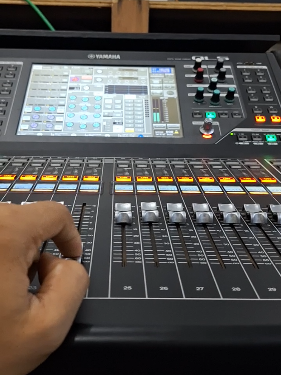 Belajar mixing dengan console Yamaha QL 5  Besok saya upload vidio belajar mixing dangdut melalui apk android 😁