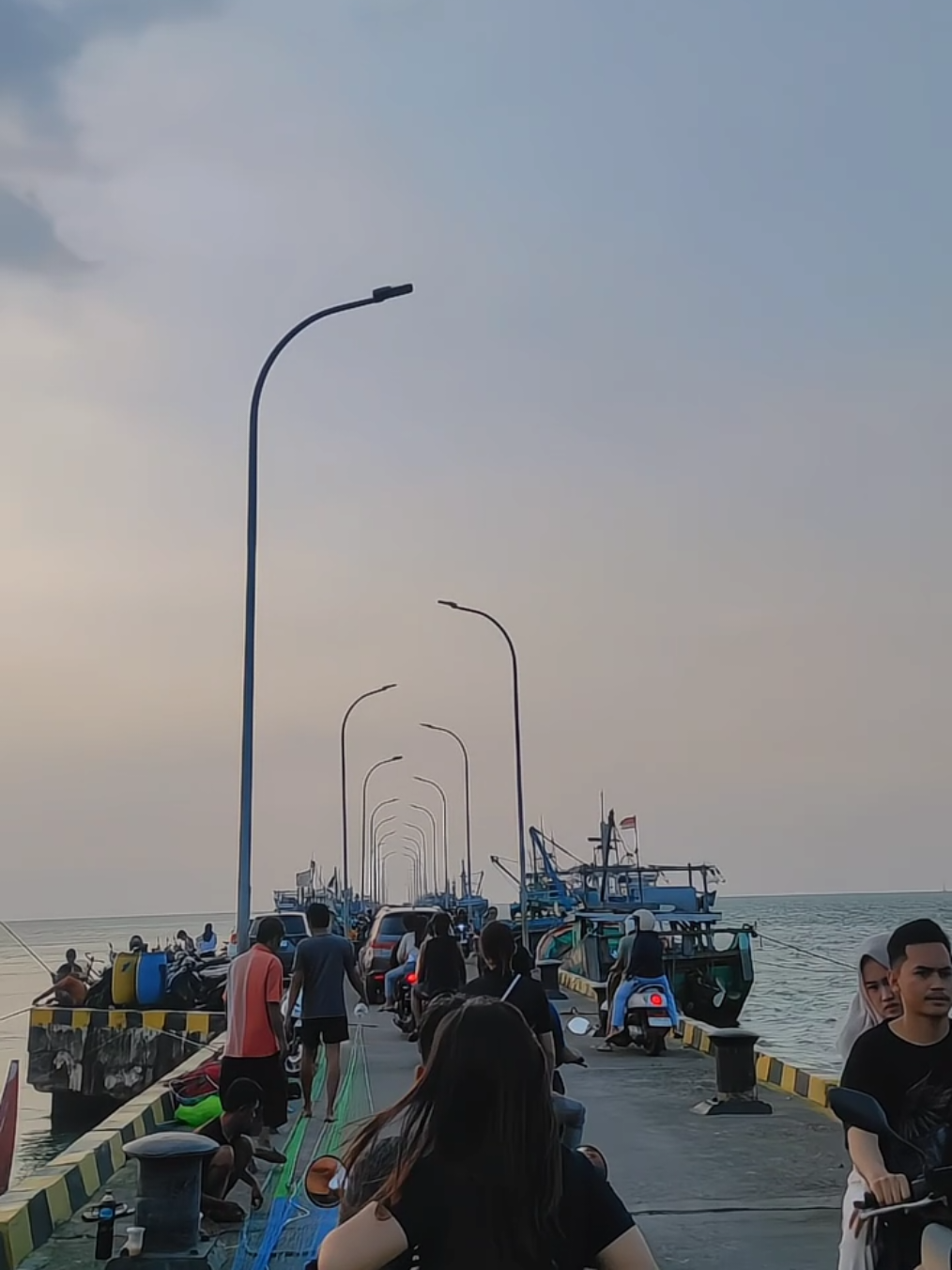 sopo sng mokel nek sore nok kene? ngakuo 😂,suasana ngabuburit sore hari di pelabuhan jepara #ngabuburit #dermagajepara  #wisatajepara #jepara #storywa #jepara24jam 