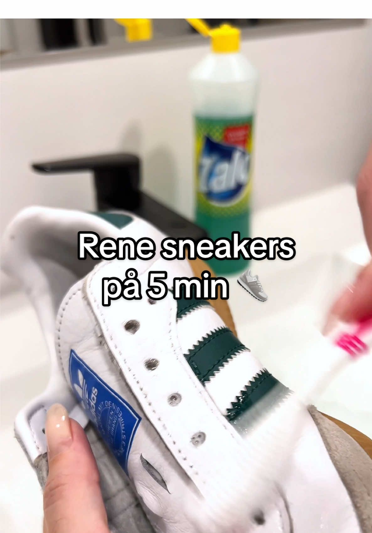 👟Skitne sneakers? Sånn får du raskt og enkelt skoene hvite igjen! #cleanshoes #cleansneakers #hvitesko #LifeHack #vasketips #asmr 