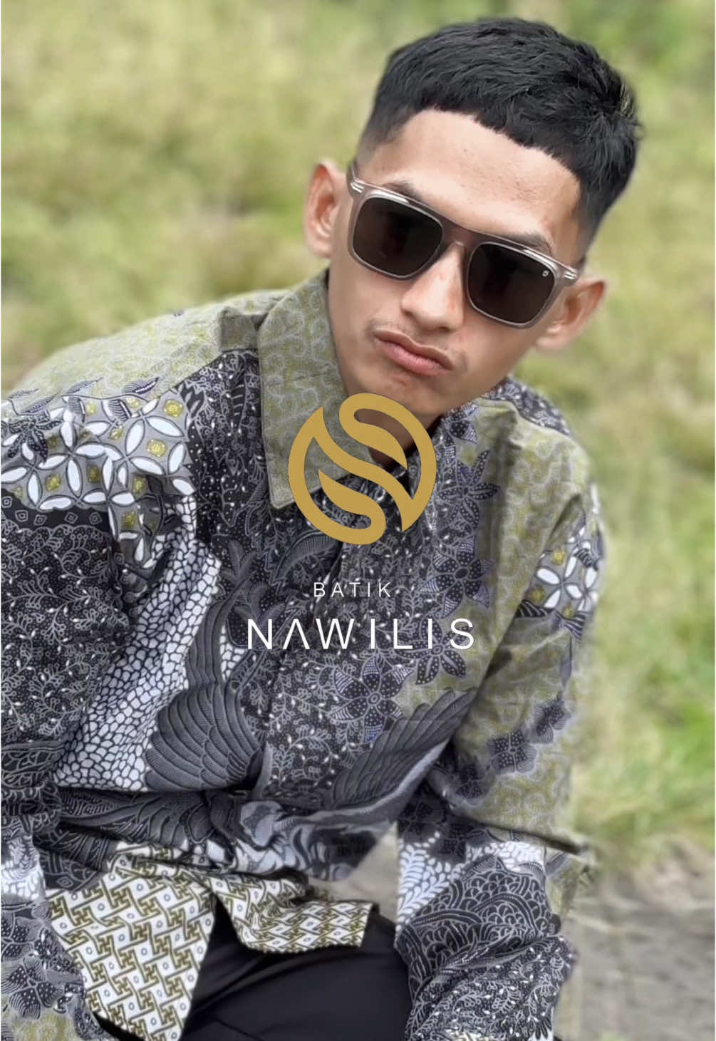 Pingin ganteng kayak aku, jelas harus pakai batik dari @Batik Nawilis Solo ✨ #batiknawilis #batikindonesia #solo #batiklebaran #sugengtumlber 