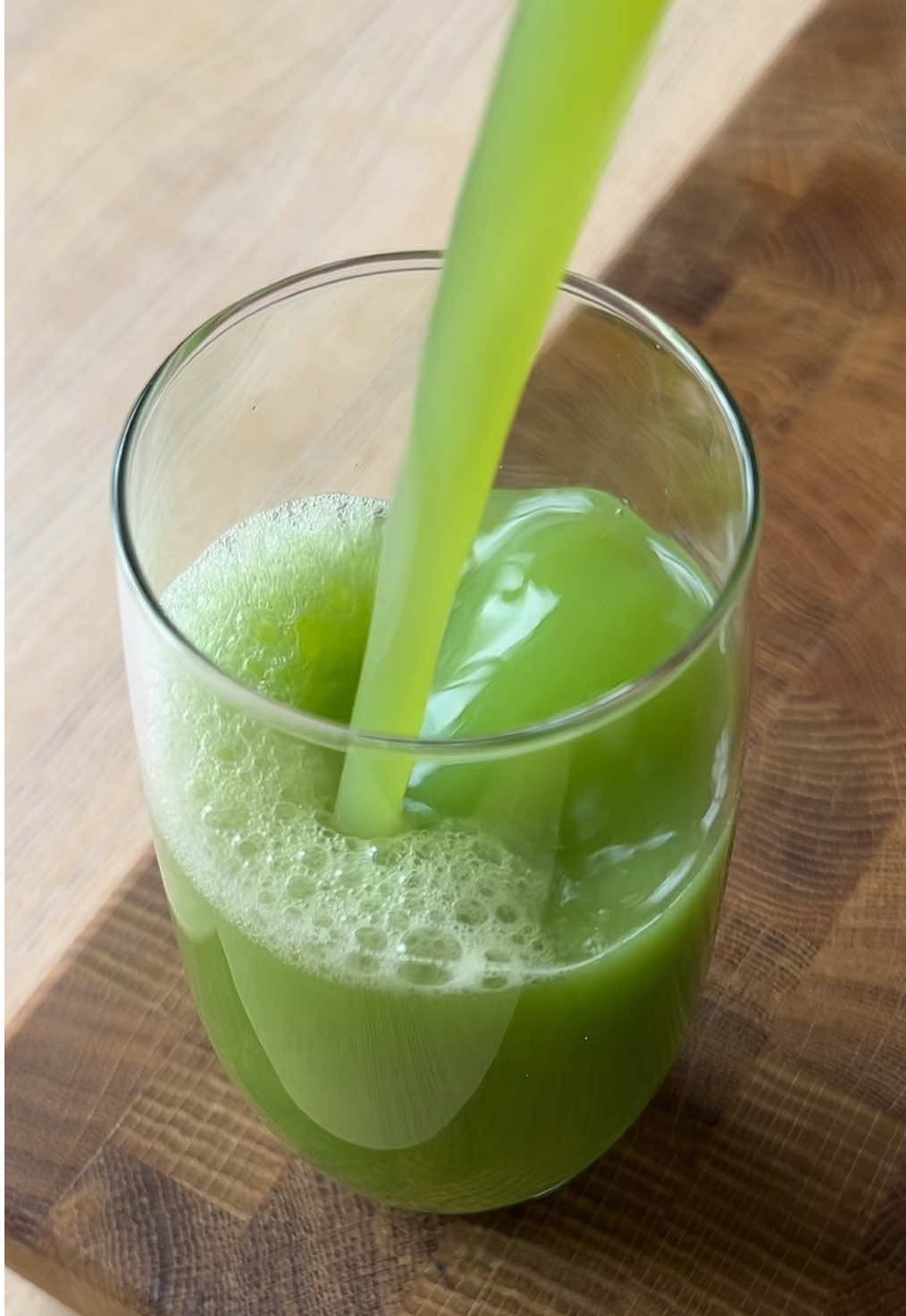 Celery juice 🍋‍🟩 A hydrating, nutrient-rich drink that supports digestion, reduces inflammation and provides a refreshing boost of vitamins and antioxidants #healthyrecipes #quickandeasyrecipe #EasyRecipe #antioxidants #digestion #wellness #healthylifestyle #nutrition #guthealth #fyp #fördig 