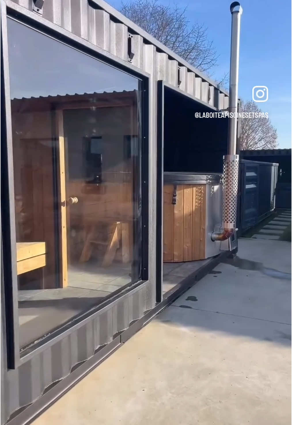 UNE PREMIÈRE EN FRANCE ! Qui aurait cru qu’un simple container pouvait devenir un espace de bien-être luxueux ? 🤩✨ Ici, tout a été pensé pour la détente : 🔥 Un sauna relaxant 🛁 Un bain nordique apaisant 🚿 Une douche pour une expérience complète Et le meilleur ? Ce bijou est 100% autonome 💡♻️ Pas besoin de raccordement électrique ! Côté design, on a misé sur des matériaux haut de gamme : ✔️ Peinture Raptor ultra résistante ✔️ Bois d’épicéa thermo chauffé, noble et durable ✔️ Sol en carrelage effet pierre anti-dérapant avec joints spécifiques sauna ✔️ Éclairage LED et spots intégrés pour une ambiance apaisante Un concept unique en France, fabriqué sur mesure dans nos ateliers en Normandie ! 🇫🇷 Alors, vous en pensez quoi ? 💙 Qui rêve d’en avoir un chez soi ? 😍 #laboiteapiscinesetspas #container #containergarden #rouen #uniqueenfrance 