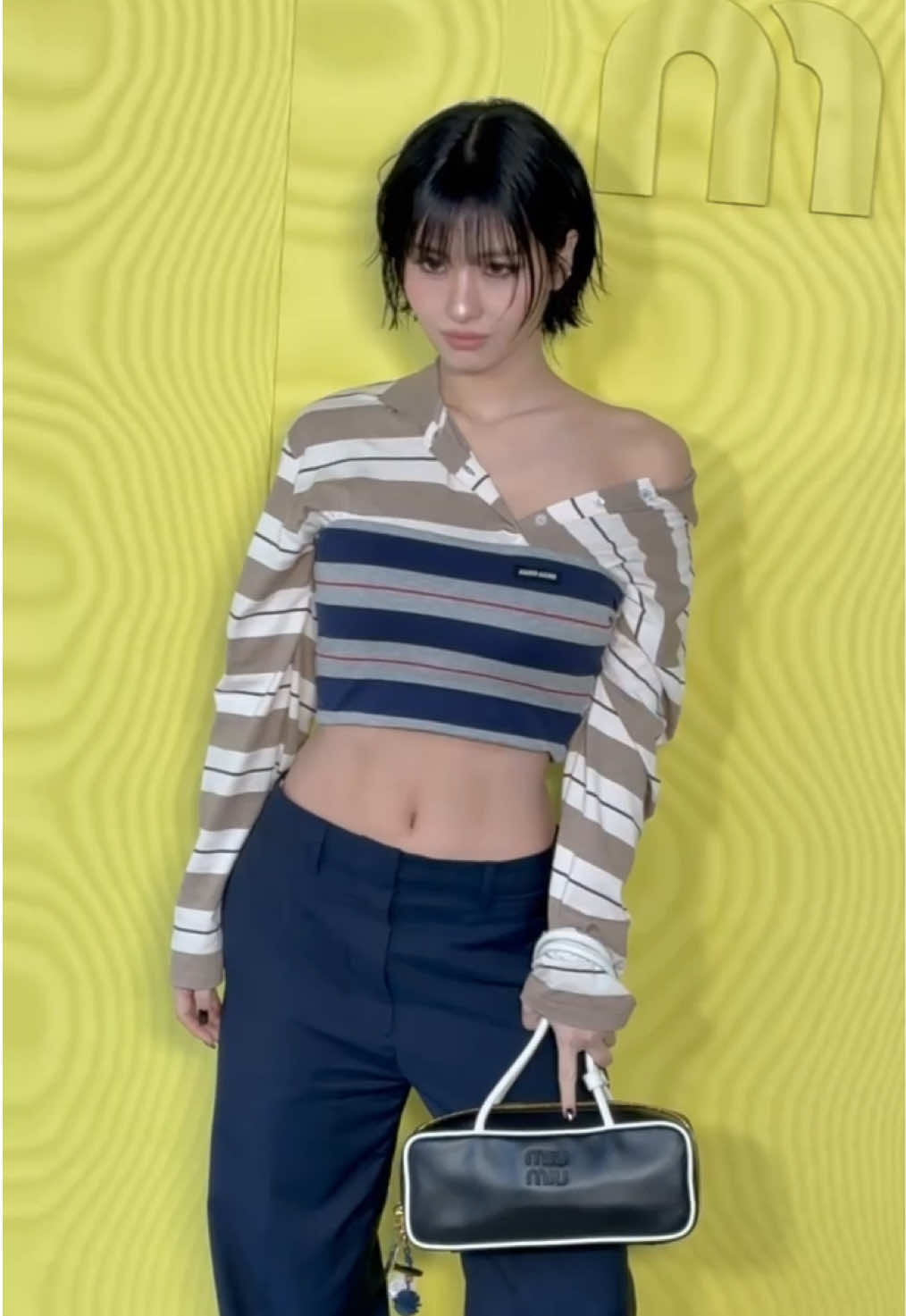 Momo arrivant au défilé Miu Miu lors de la Fashion Week automne-hiver 2025/2026 à Paris #miumiu #pfw #fashionweek #TikTokFashion @Miu Miu #momo #miumiufw25xmomo #twice 