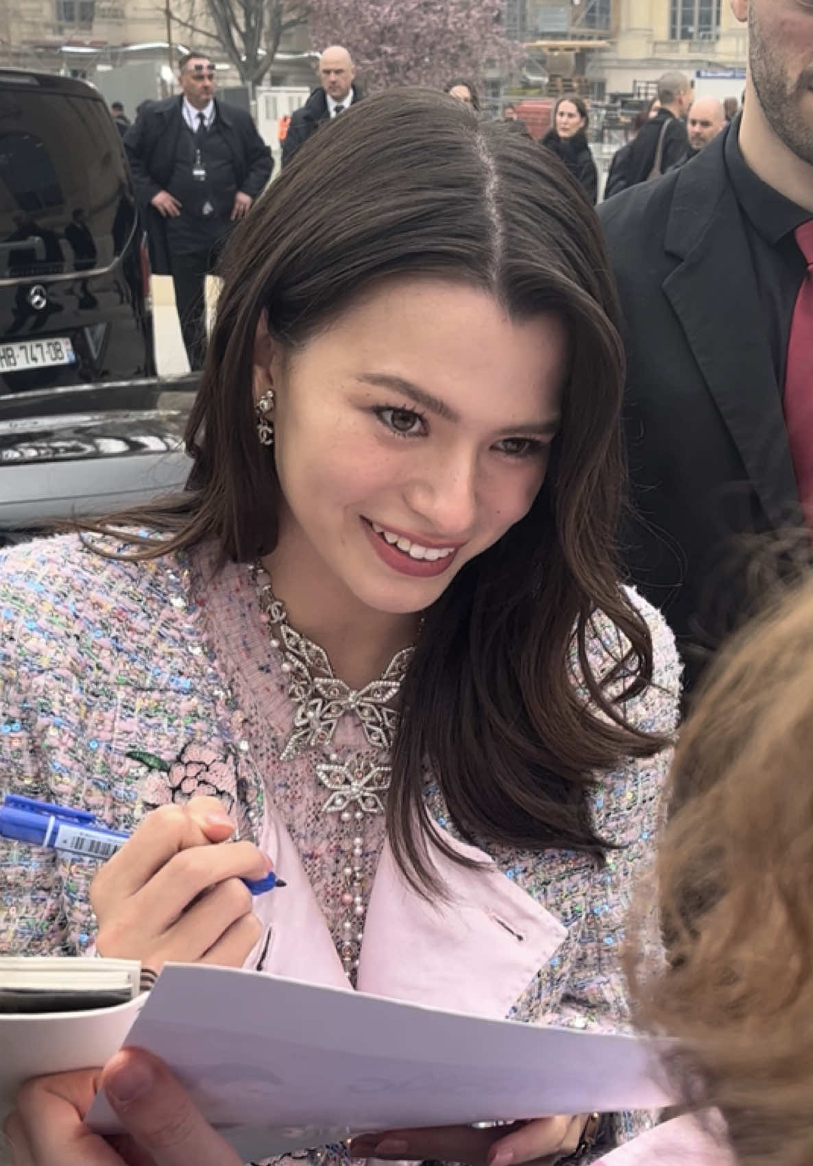 i can’t believe my friend behind me caught that moment for me 😭😭😭 i love becky so much god 😭❤️ really living my best fangirl era at the fashion week 🧍🏻‍♀️ i #wlw #thaigl #glseries #yuri #beckyarmstrong #beckysangels #theloyalpin #gaptheseries  #CHANELFallWinter25xBecky 