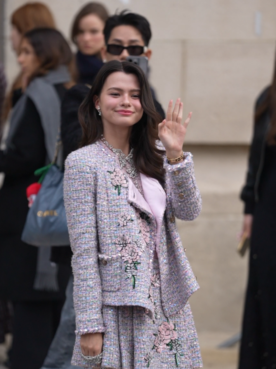 Rebecca at Chanel Paris fashion week  #chanelfallwinter2025 #pfw25 #parisfashionweek #chanelfw25 #actress #chanelfw25xbecky #beckysangels #beckyarmstrong @becky armstrong @ChanelOfficial 