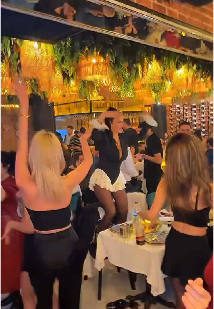 🥂 Eyşan İstanbul , Yeni Nesil Eğlence 💃 Haftanın 7 Günü  🎧 19:30 - 01:30 saatleri arası eğlence  ☎️ Bilgi ve Rezervasyon: 0 (531) 930 86 81  📍İstanbul / Beşiktaş-Fulya
