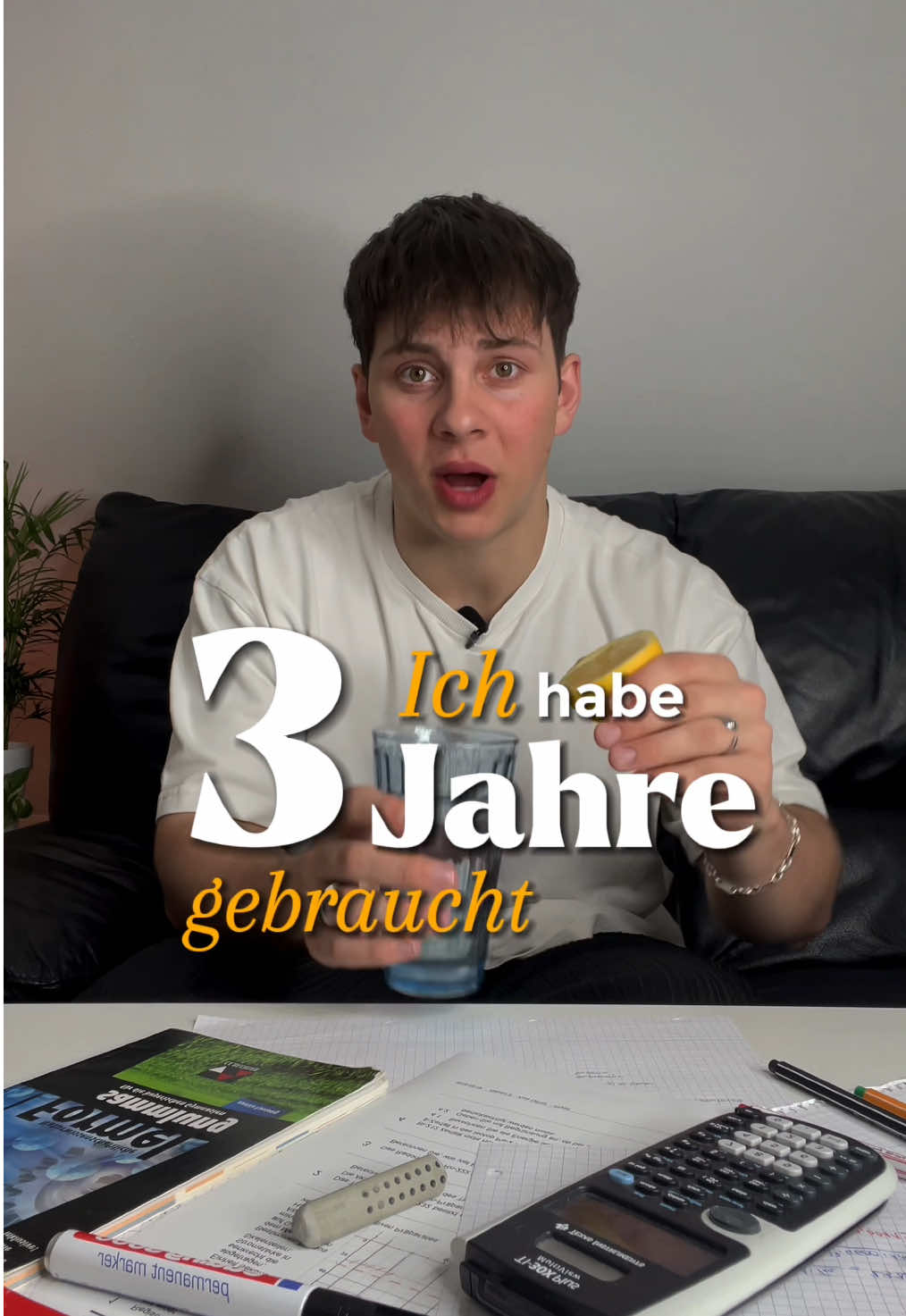 Ein 1er-Abi zu schreiben, ist echt einfach – hier habe ich natürlich ein bisschen übertrieben 🌝 Für einen guten Schnitt und vor allem für ein 1er-Abi muss man sich definitiv hinsetzen und lernen. Da führt kein Weg dran vorbei, und es wird teilweise auch echt anstrengend sein. ☝🏻ABER viele (ich damals auch) haben VIEL zu viel Angst vor dem Abitur.  Ich dachte wirklich, das wird das Schwierigste überhaupt und dass man gar kein 1er-Abi schreiben kann, wenn man keinen IQ von mindestens 160 hat. 🧠 Wenn man sich wirklich mit dem Lernen auseinandersetzt und regelmäßig Zeit ins Lernen investiert, schafft man es mit einem echt überschaubaren Zeitaufwand, einen 1er-Schnitt zu erreichen – selbst wenn man vorher vielleicht nicht unbedingt der beste Schüler war.  Und das sind drei Punkte, die dabei eine große Rolle spielen: 1) Mündliche Noten 🗣️ Irgendwie wird immer unterschätzt, wie viel man durch mündliche Noten retten kann und wie einfach es ist, 13+ Punkte mündlich zu bekommen, wenn man sich ein bisschen darum kümmert. Denkt dabei an Dinge wie: Hausaufgaben erledigen und in der Stunde vorstellen, freiwillige Referate halten, sich am Vortag über Unterrichtsthemen informieren, viele Fragen stellen ... 2) Aktive Lernmethoden 💃 Das ist ein größeres Thema – schaut dazu am besten meine Videos. 🚨WICHTIG: Setzt euch wirklich damit auseinander! Wenn dein „Lernen“ noch so aussieht, dass du dir einfach immer wieder deine Zusammenfassung durchliest, dann wirst du dich mit besseren Methoden am stärksten verbessern können. 3) Altklausuren lösen ⚠️EXTREM WICHTIG – UNBEDINGT MACHEN!⚠️ Ich habe es teilweise vielleicht etwas übertrieben, aber ich würde euch schon empfehlen, vor einer Prüfung mindestens drei bis vier Altklausuren durchzuarbeiten. 📄 Am besten macht ihr auch mindestens eine davon unter realen Bedingungen – also mit Timer, ohne eure Lernunterlagen ... so, wie es auch in einer echten Prüfung der Fall wäre. Und für mehr Tipps und Erklärungen zu den Lernmethoden folgt mir gerne 💞 #schule #oberstufe #abitur #lernen #lerntipps #schultipps #lernmethoden 