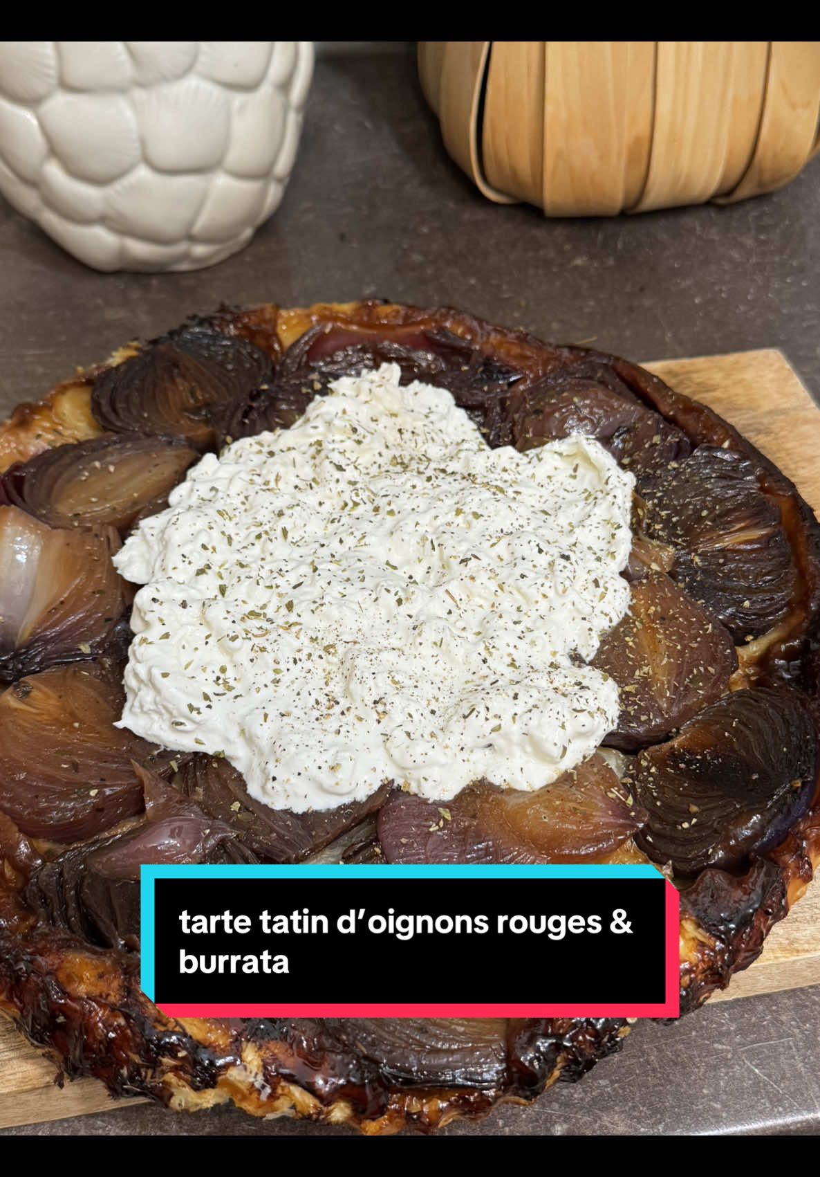 bon la voix off c’est n’imp mais au moins j’ai ri et c’est bien là l’essentiel 👀 #Recipe #oignon #tartetatin #recipes #recipesoftiktok  ingrédients : une pâte feuilletée des oignons rouges  du miel du thym de l’origan  une burrata bien crémeuse  du beurre de la crème de vinaigre balsamique allez salut 