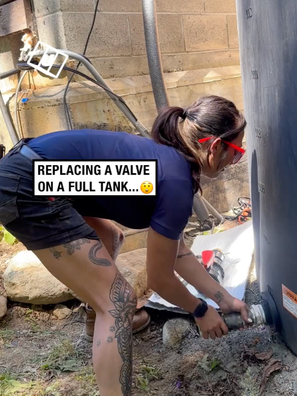 She made that look easy!! 😳💧 🎥: @the_ladyplumber  #UNILAD #valve #fulltank #satisfying #water #plumber