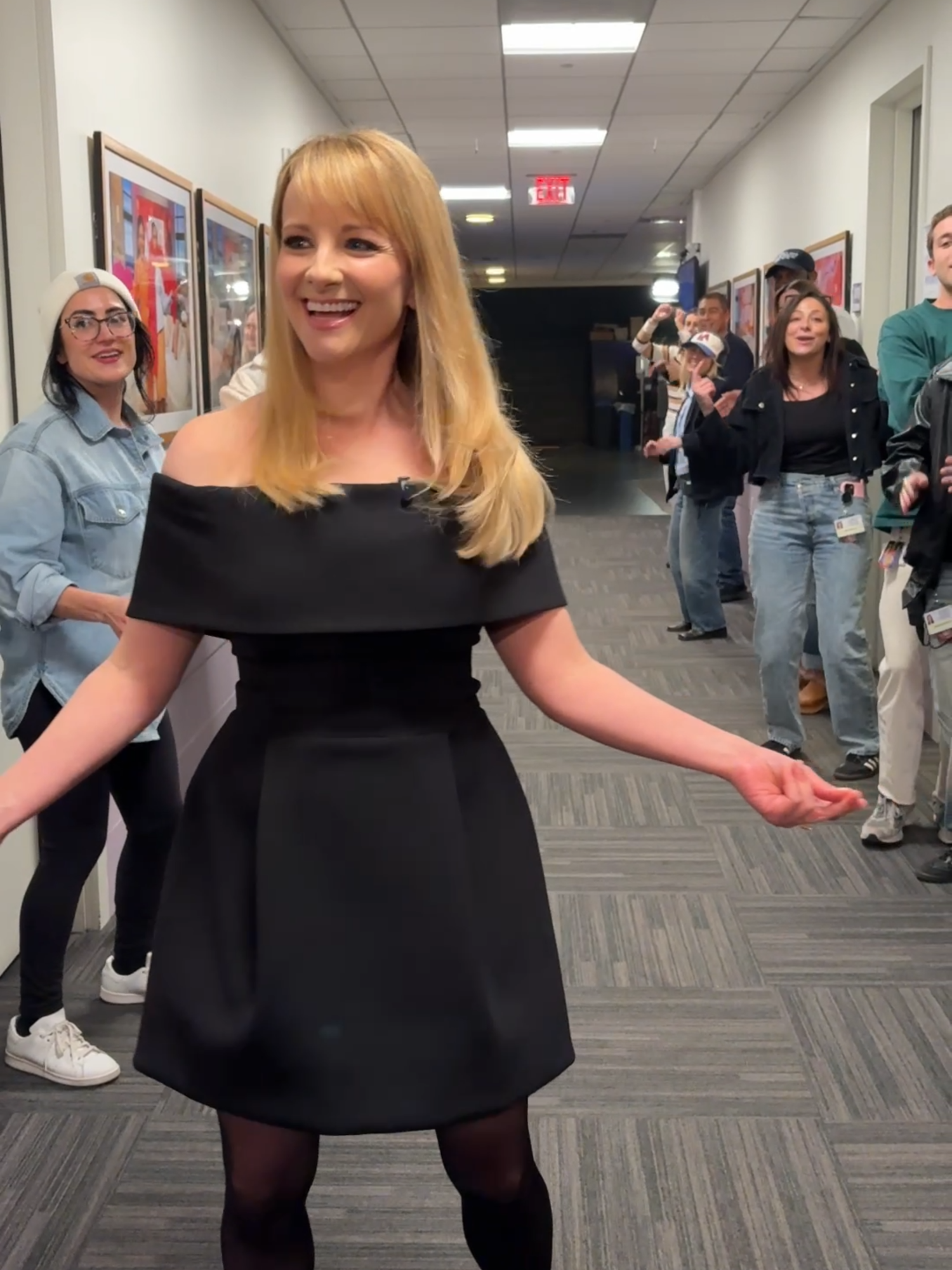 She don’t need no alibi, it’s #MelissaRauch! #thejenniferhudsonshow #jenniferhudson #jhud