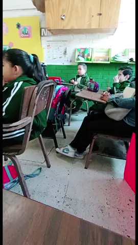 Un poco así se ve el #TDAH jeje Fueron varias veces que le pedí que se sentará hacia el frente para que pusiera atención a su maestra pero por el contrario, mejor solo se acomodó en su asiento y así siguió 🤦🏻‍♀️ La maestra al final se acercó y le pidió que pusiera atención al trabajo que iba a hacer 🤭😁  #neurodivergente #niñaprimaria #escuela #sd #t21 #sindromededown #inclusion 