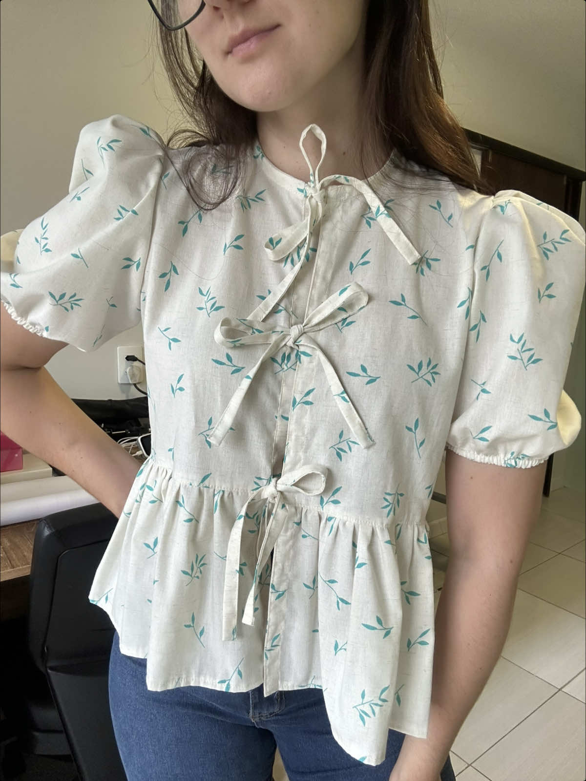 Parte 5 (final) da Costura da Bata de Lacinhos 🎀 O molde pdf dela você encontra no meu site, que está no link da bio. Vamos costurar juntas? #costura #costurafacil #tutorialdecostura #moldepdf #modelagemderoupas #DIY