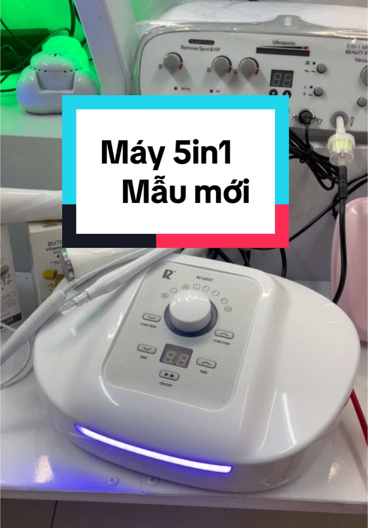 Mẫu máy 5in1 mẫu mới nhất 2025. Thiết kế nhỏ gọn hơn nhưng công suất lại khỏe hơn. Màu trắng sáng đẹp mắt. Với các đầu cắm tay cầm phía sau máy sẽ giúp tính thẩm mỹ của máy được nâng lên. Cùng trải nghiệm sản phẩm mới này trong giỏ hàng nhé cả nhà #thietbispa #lamdep #setupspa #may5in1 #maychamsocda5in1 #may5in1spa #maychamsocdadanang 