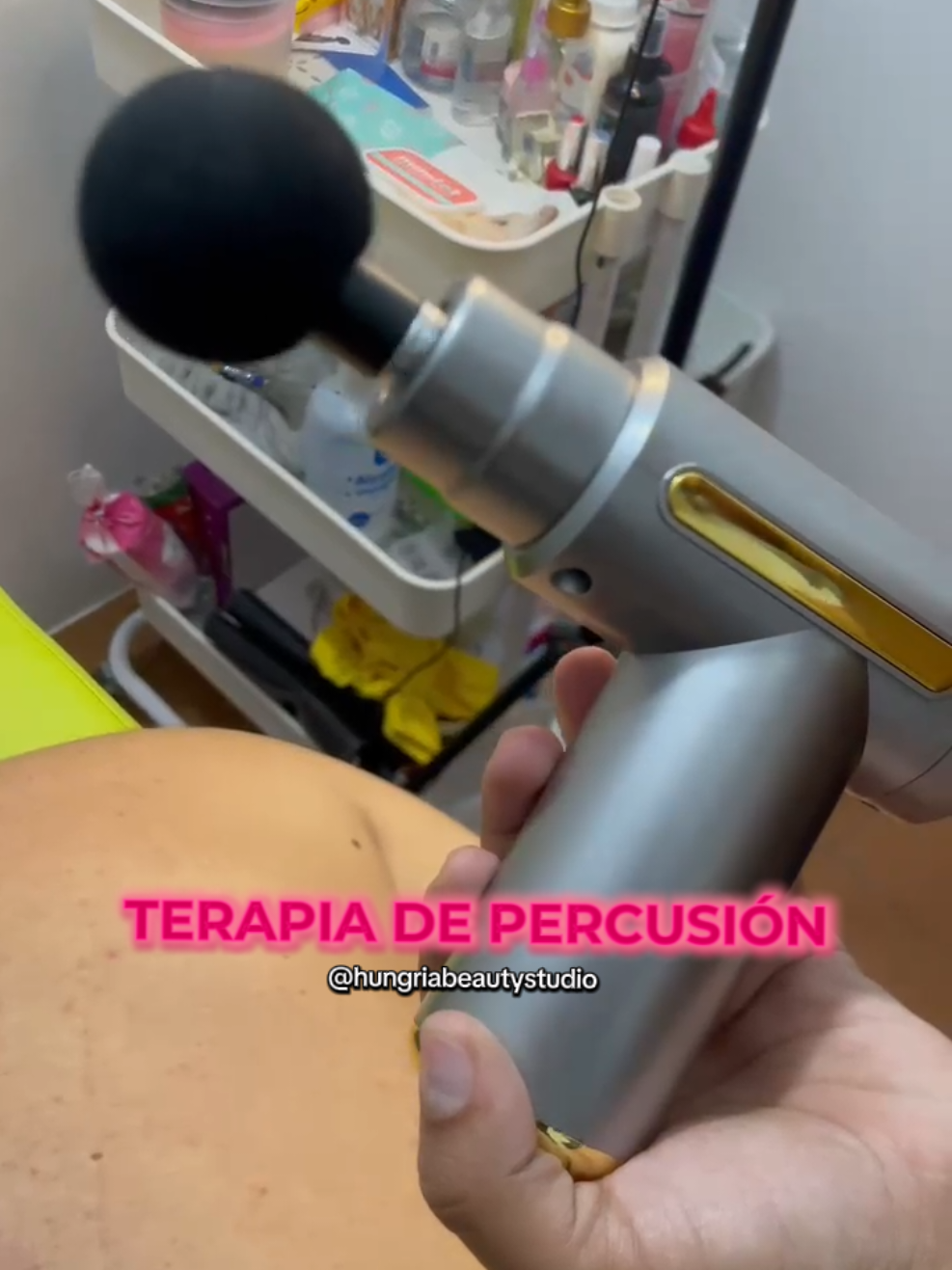 La pistola de percusión es un dispositivo de masaje que utiliza golpes rápidos y repetitivos para aliviar tensiones musculares, mejorar la circulación sanguínea y reducir dolores corporales. Funciona mediante un mecanismo que genera vibraciones o pulsaciones, proporcionando un masaje profundo en los tejidos🧖🏾‍♀️✨🤌🏼 #moldeatucuerpo #fyyypppp #hungriabeautystudio #moldeatucuerpo #masajes #terapiadepercusion #masajesrelajantes #masajes #masajesreductores 