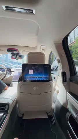 Dạo quanh phố trong làng #maybach #nghenhactrenxe 