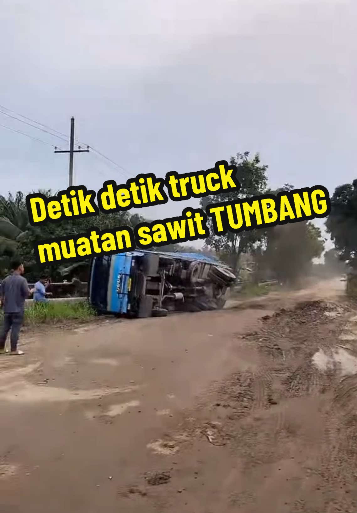 Detik detik truk tumbang pas lagi live di jalan lintas kota batak - flamboyan #fyp #viral #truk #mobilelegends #tapung #riau #kampar 