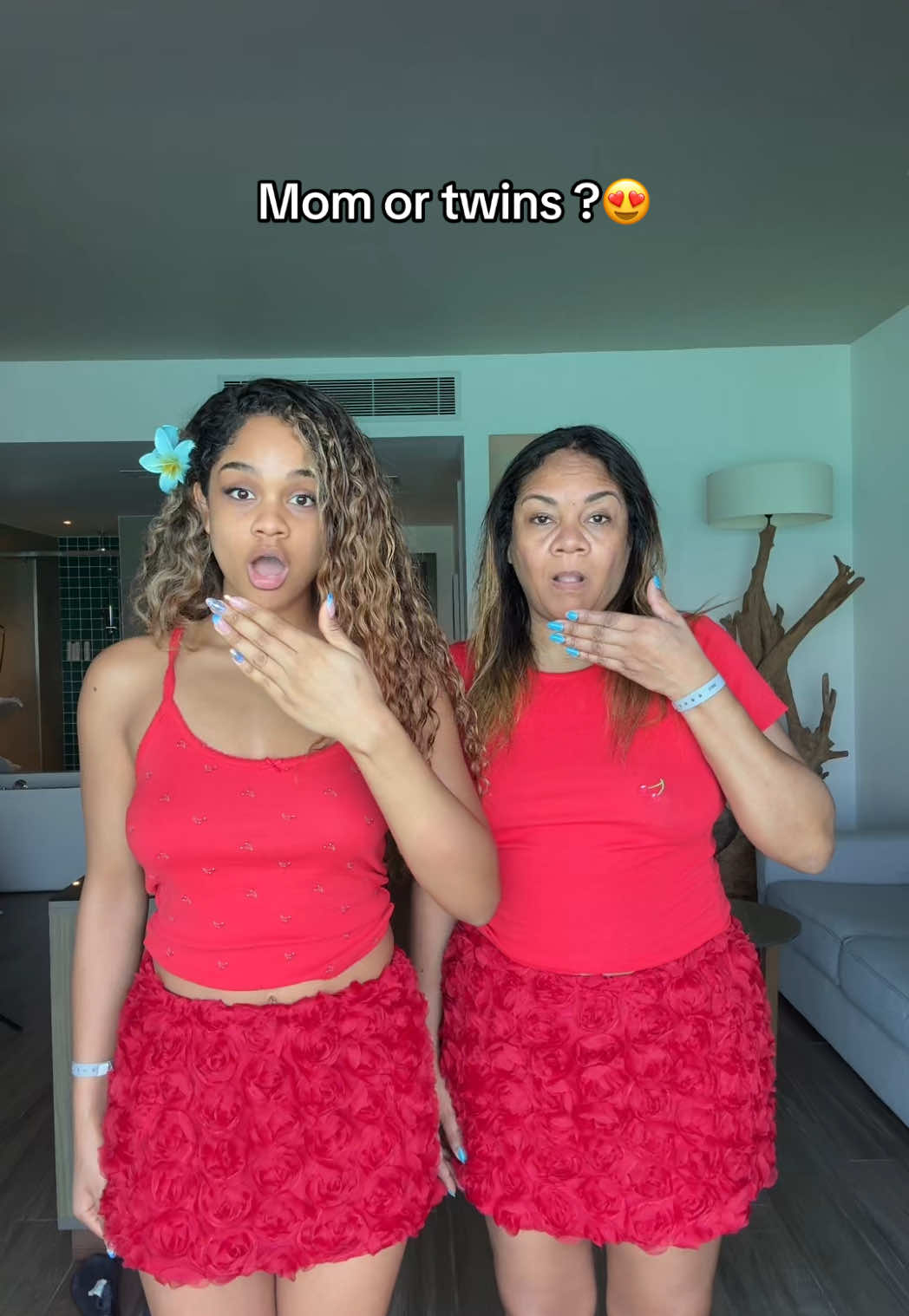 Maman ou jumelle ??😍😍 @Maman Bch 😍 #grwm #outfit #twins #jumelles #mom #vacation #OOTD 