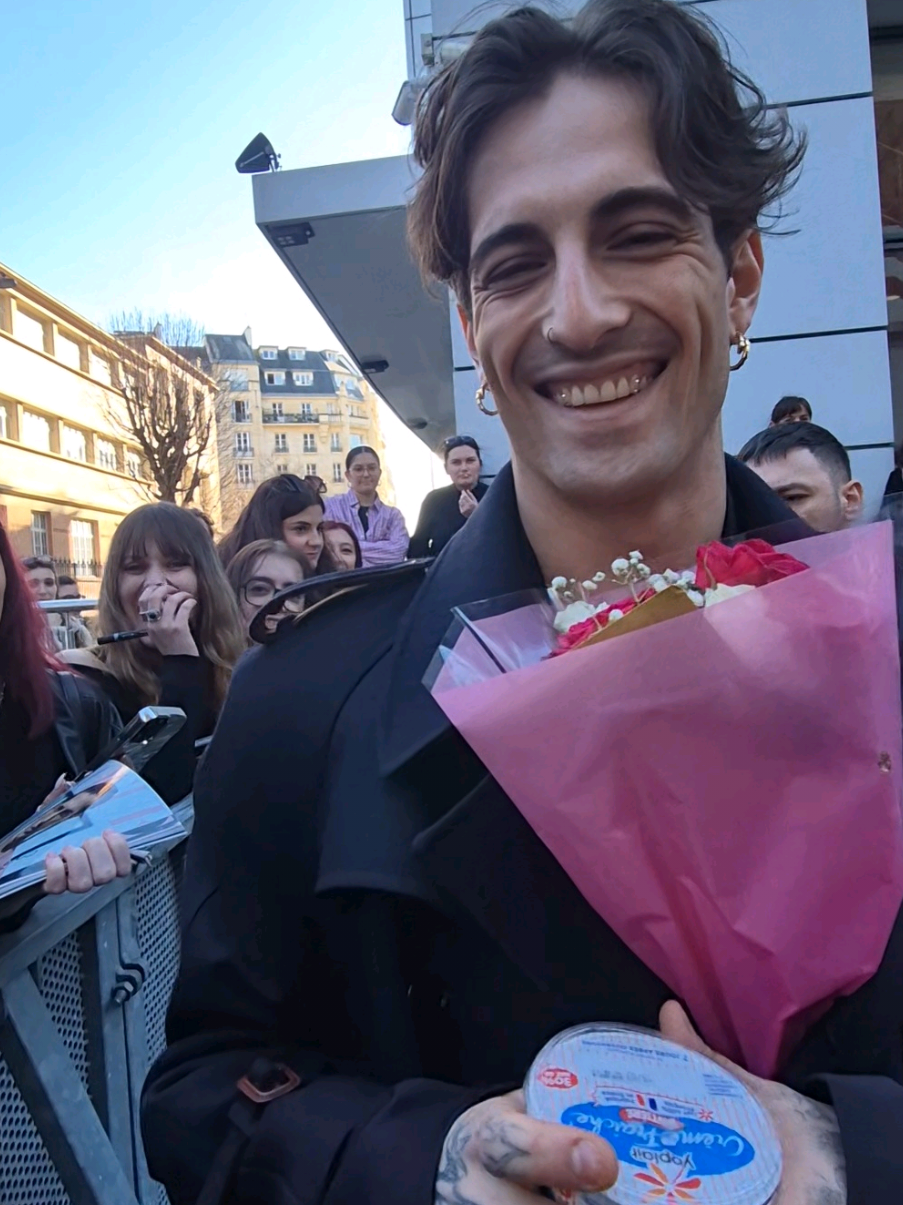 With the sweetest @Damiano David 🤍   Quand on lui offre des fleurs, quand des fans lui offrent de la crème fraîche, un soleil. #DamianoDavid #Damiano #David #NextSummer #Må #NRJ 