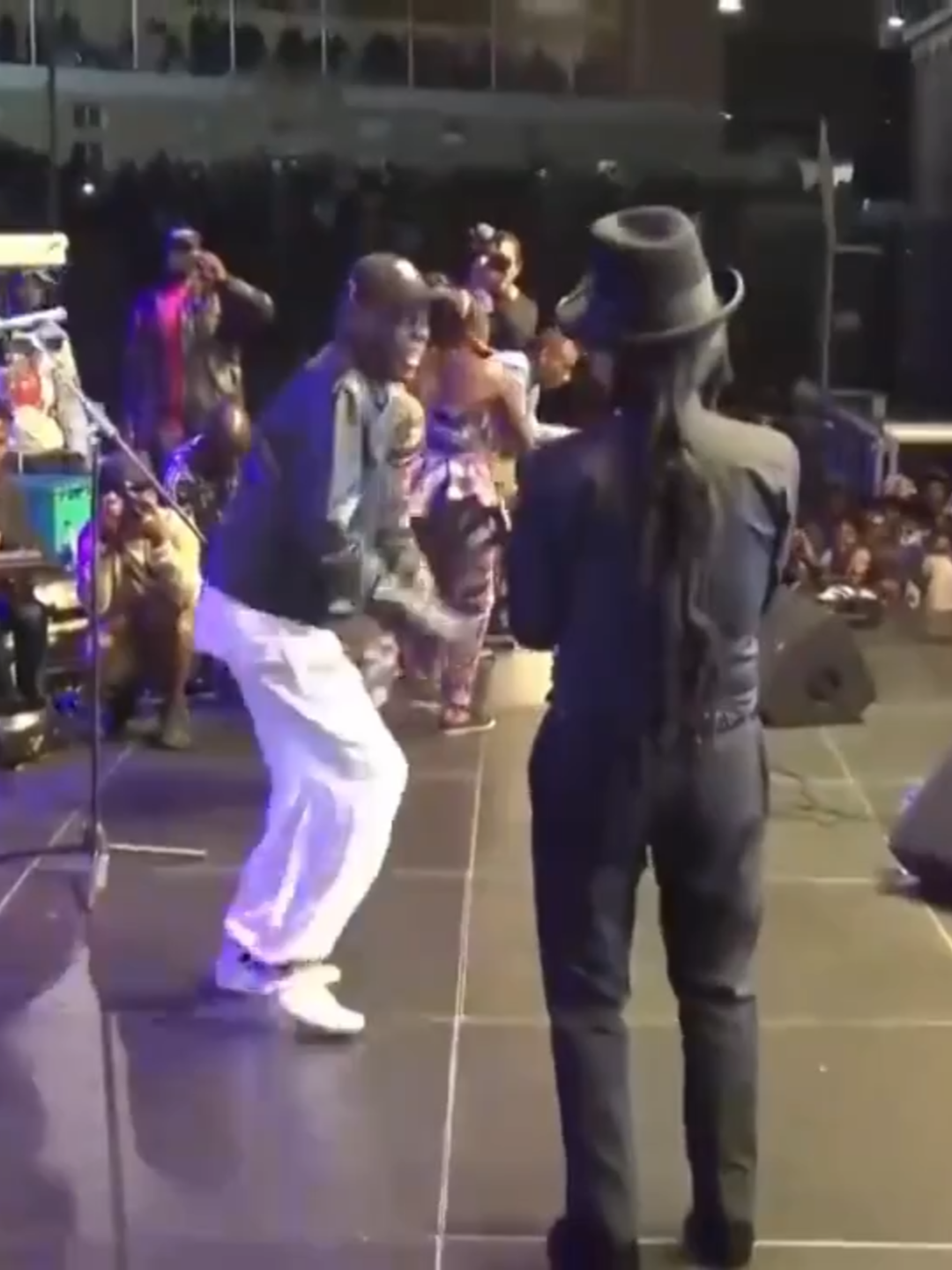 Wen Tuku joined Mukanya on stage, a rare djchibenzi remix#djchibenziremix#thomasmapfumotheblacksunlimited #thomasmapfumomusic #thomasmapfumomukanya #chimurengamusic #zimmusic #zimoldskoolmusic #zimtiktok #zimbabwetiktok🇿🇼🇿🇼🇿🇼🇿🇼#olivermtukudzimusic#olivermtukudzi❤️❤️