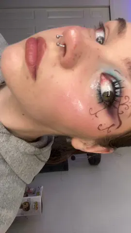 Sorry it’s so quick I underestimated how long it would take me and was gonna be late for work if I took my time Inspi from  @Ashauna 🤍  #makeup #makeuptutorial #makeuptips #creativemakeup #funkymakeup #creativemakeuplooks #eyeshadow #bluemakeup #Eyeliner #graphiceyeliner 