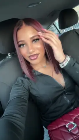 girl w the burgundy hair 🤌🏽