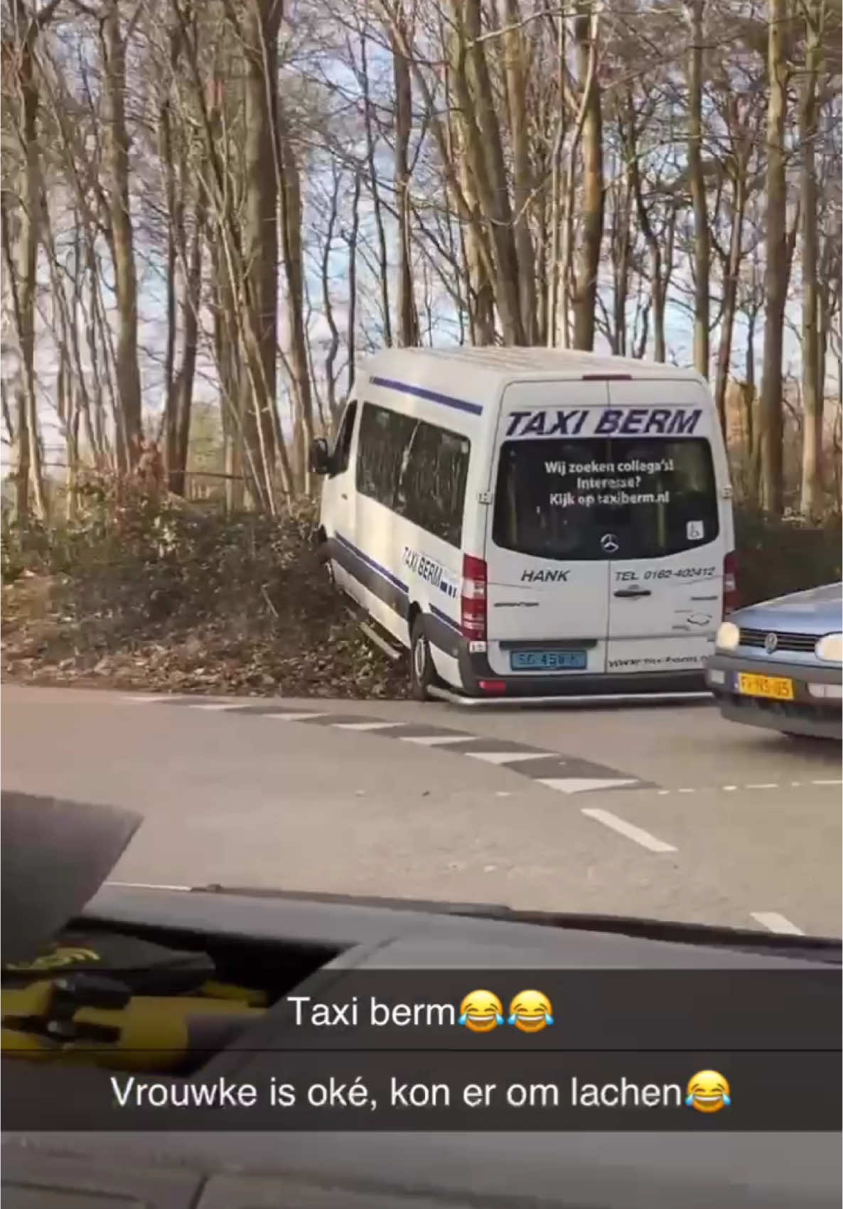 Taxi Berm iets te letterlijk genomen #humor #cantparktheremate #foutjebedankt 