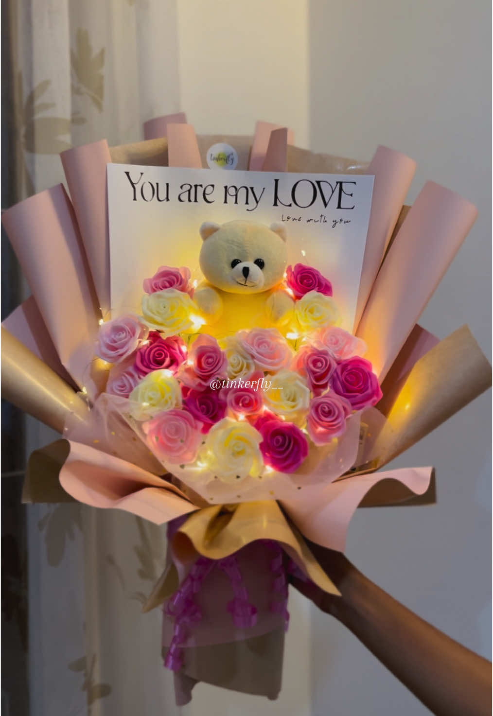 අලුතෙන්ම හදපු bouquet එක ළමයි 🥺🩷 ඕනි අය whatsapp message එකක් දාගෙන යමු 😍❤️ #tinkerfly #srilanka #teddybouquet #flowers #gift #giftideas #artificial #fyp #fypシ゚ #foryou #foryoupage #viral #viralvideo #viraltiktok #onemillionaudition #teddy #teddysrilanka #teddybearbouquet #flowerbouquet #trending #tiktok 