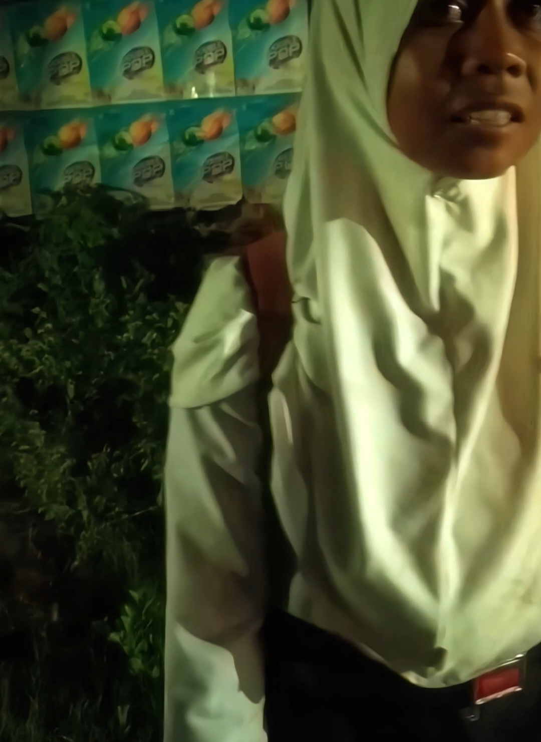 anak yg seharusnya masih duduk di bangku sekolah, tapi dia harus mencari kerja untuk menghidupi ibu dan adiknya.. (hidup sehat di neg4ra yg s4kit)😌 #trending #anaksekolah #indonesia #miris 