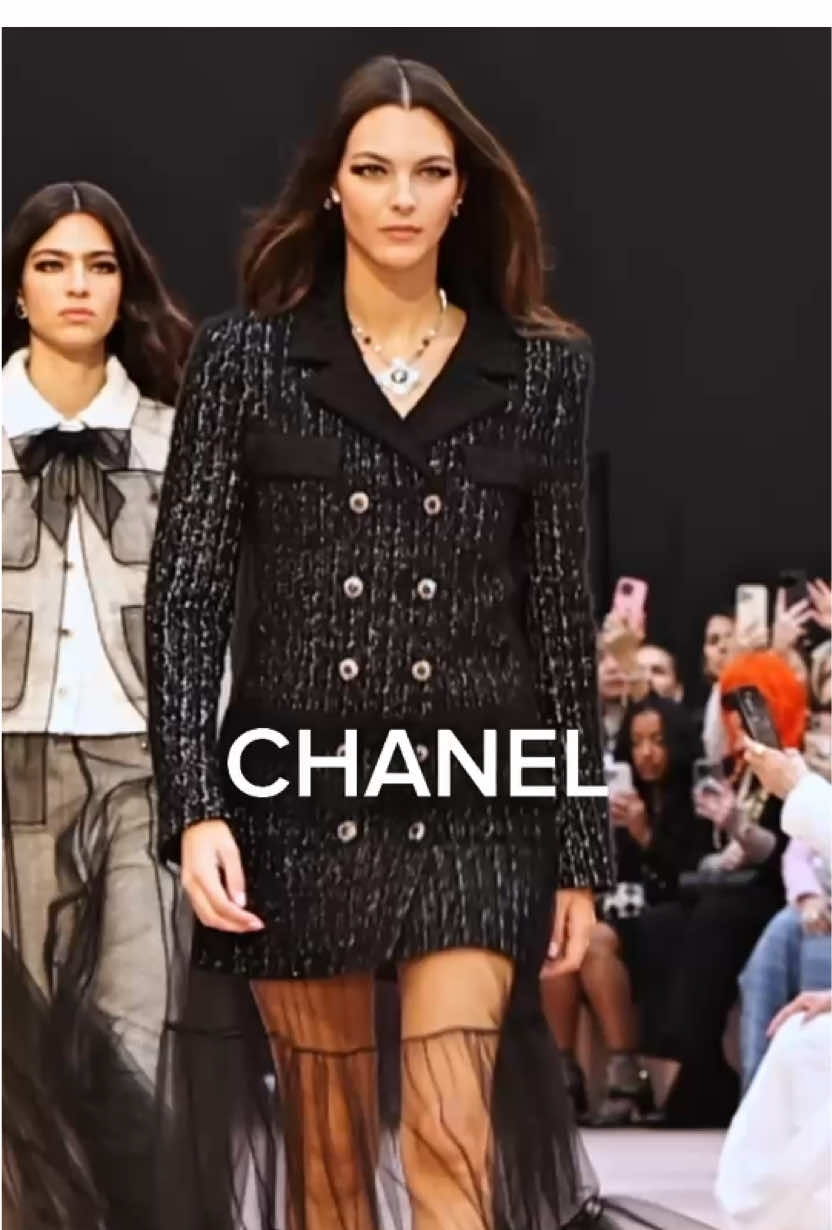 Apre la sfilata di @ChanelOfficial la super top @vittoria ceretti e nel front row Caroline de Maigret, Becky Armstrong Dakota Fanning @Rye @Tyla Naomi Campbell @Camila Cabello @Jessica Alba Whitney Peak Charlotte Casiraghi @Simone Ashley  #dietrolequinte #TikTokFashion #pfw #vittoriaceretti #chanel #beckyarmstrong  Video: @Ambra Vernuccio  Editor: @Daniela_Losini 