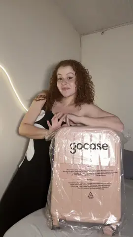montando um dos presentes de aniversário da minha mãe @adriana_frison  essa mala maravilhosa toda personalizada é da @gocasebr e vocês tem desconto se utilizar o cupom 🏷️PAMFRISON lá no site e todas as roupas eu comprei na @SHEIN Brasil e vocês tem 10% de desconto se utilizar 🏷️PAMFRISONBR demais né? #gocase #cupomgocase #gopremium #shein #cupomshein