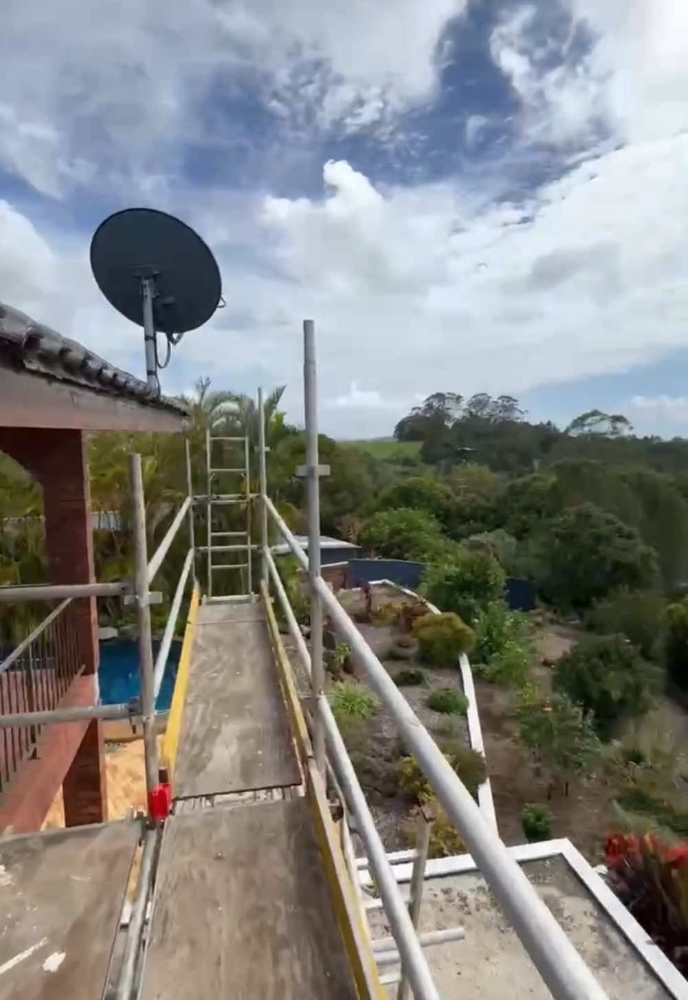 Hope everyone stayed safe during ex-Tropical Cyclone Alfred! 🌀 We’re straight back into it, setting up scaffold for a client’s gutter repair. No time wasted—just getting the job done! ⚒️ #IconicScaffolding #BackToWork #ScaffoldLife #CycloneRecovery #QLDWeather #GutterRepairs #ScaffoldingSolutions #TeamIconic