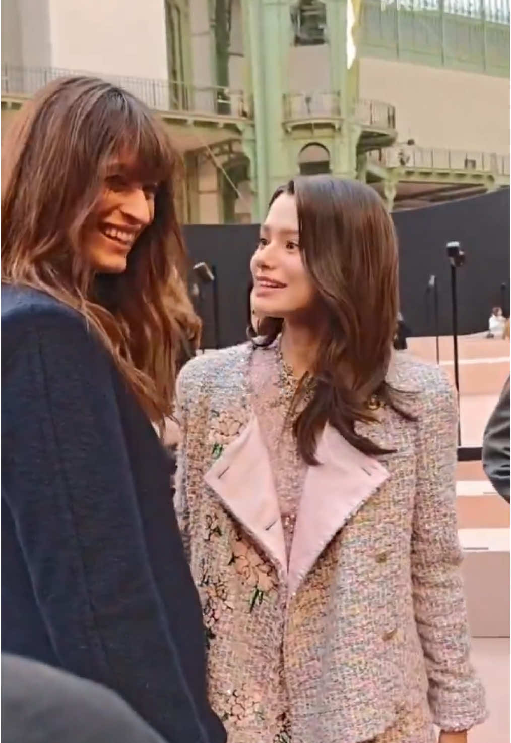 becky rebecca takes the spotlight ahead of CHANEL Fall/Winter 2025 show, donning a tweed suit set embroidered with flowers in soft pink and metallic threads. 🔥✨ #CHANELFallWinter25xBecky #beckysangels #beckyarmstrong #ParisFashionWeek #เบ็คกี้รีเบคก้า #fypシ