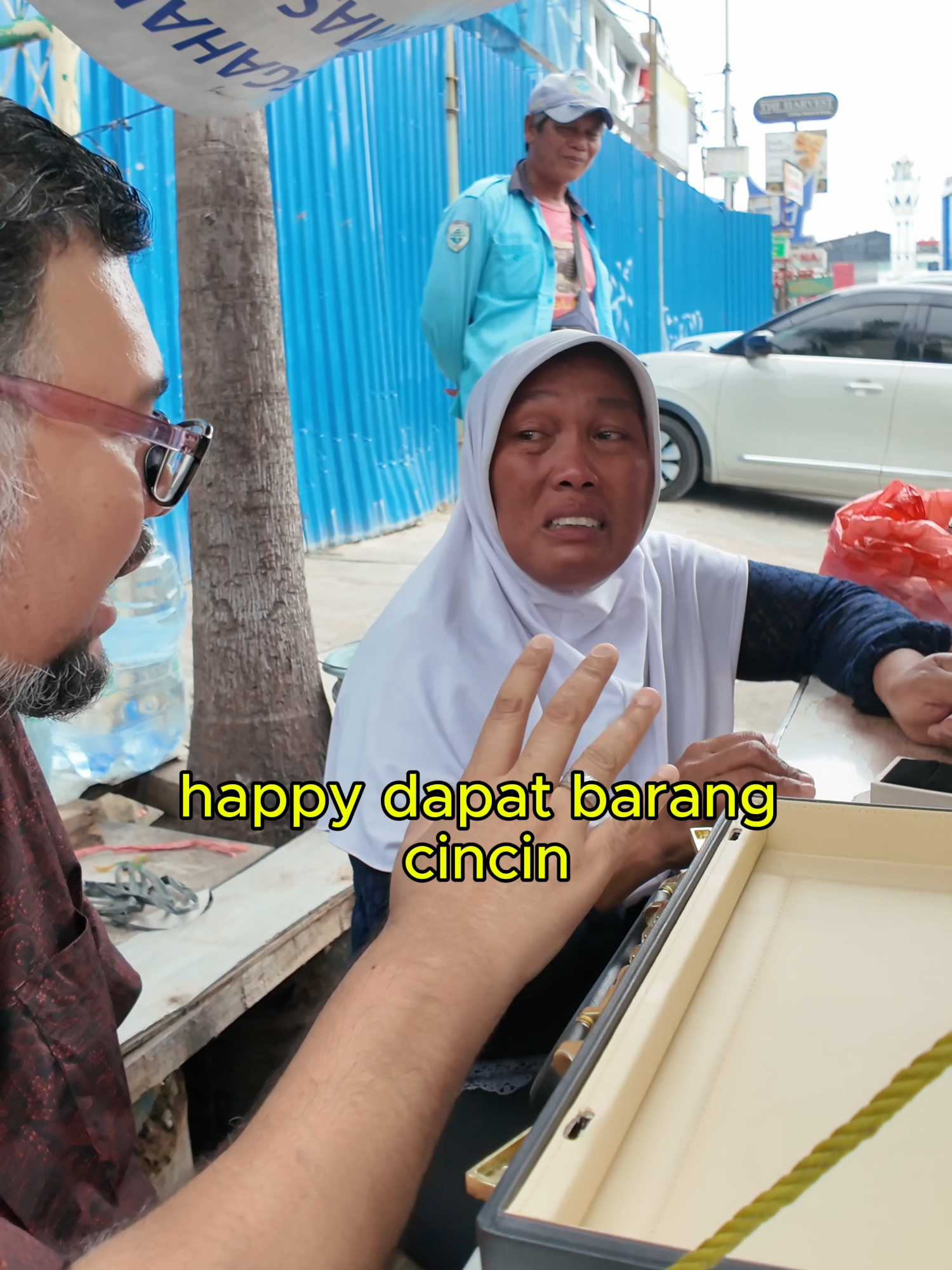 Di bulan ramadhon yang mulia, aku lagi ngobrol sama buk rosma ketika beliau lagi dagang kesepian di tepi jalan lalu aku terlintas mau berbagi rejeki Allah sama beliau..Enjoyy guyss ☺️ #cikgushaari #fypシ #bahagiacaracikgushaari #rezeki #indonesia #jakarta #bahagia #fyp