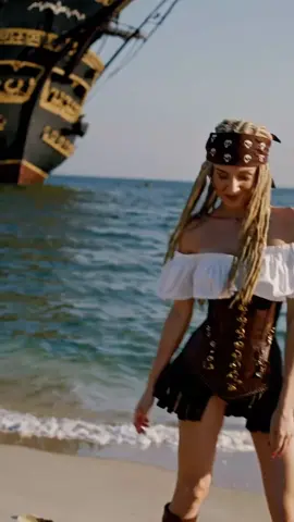Pirate Girl #piratequeen #femalepirate #pirateship #oceanadventure #sunsetatsea #piratecosplay #piratecostume 