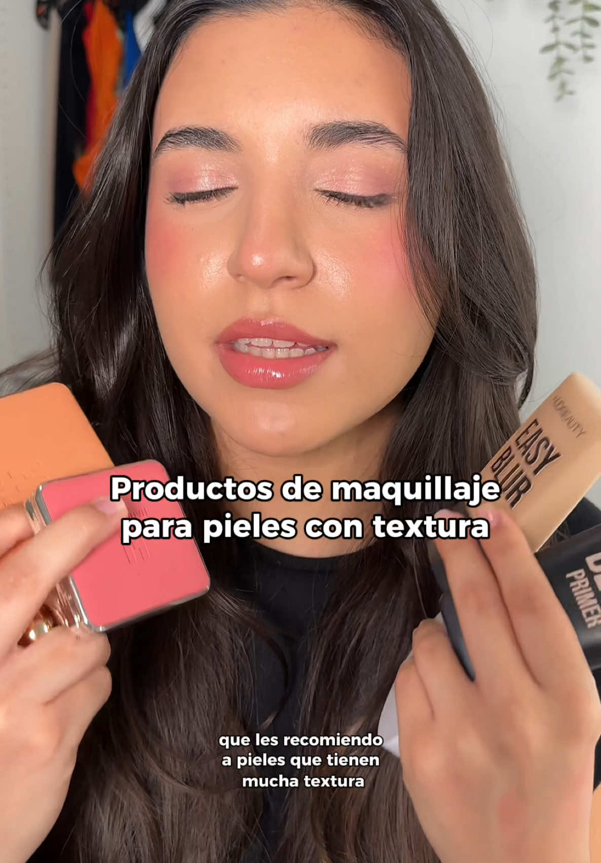 Cómo una persona que tiene piel con bastante textura y granitos les quiero compartir algunos de los productos que utilizo cuando me quiero maquillar pero no quiero que se me resalte de más la textura❤️ El blush de Haus Labs es en el tono Hibiscus Haze  El bronzer de Haus Labs es en el tono 04 @Haus Labs by Lady Gaga @Huda Beauty @makeupbymario  #maquillaje #makeuprecommendations #recomendacionesdemaquillaje #makeupproducts #makeupfortexturedskin #texturedskin #texturedskinmakeup #pielcontextura 