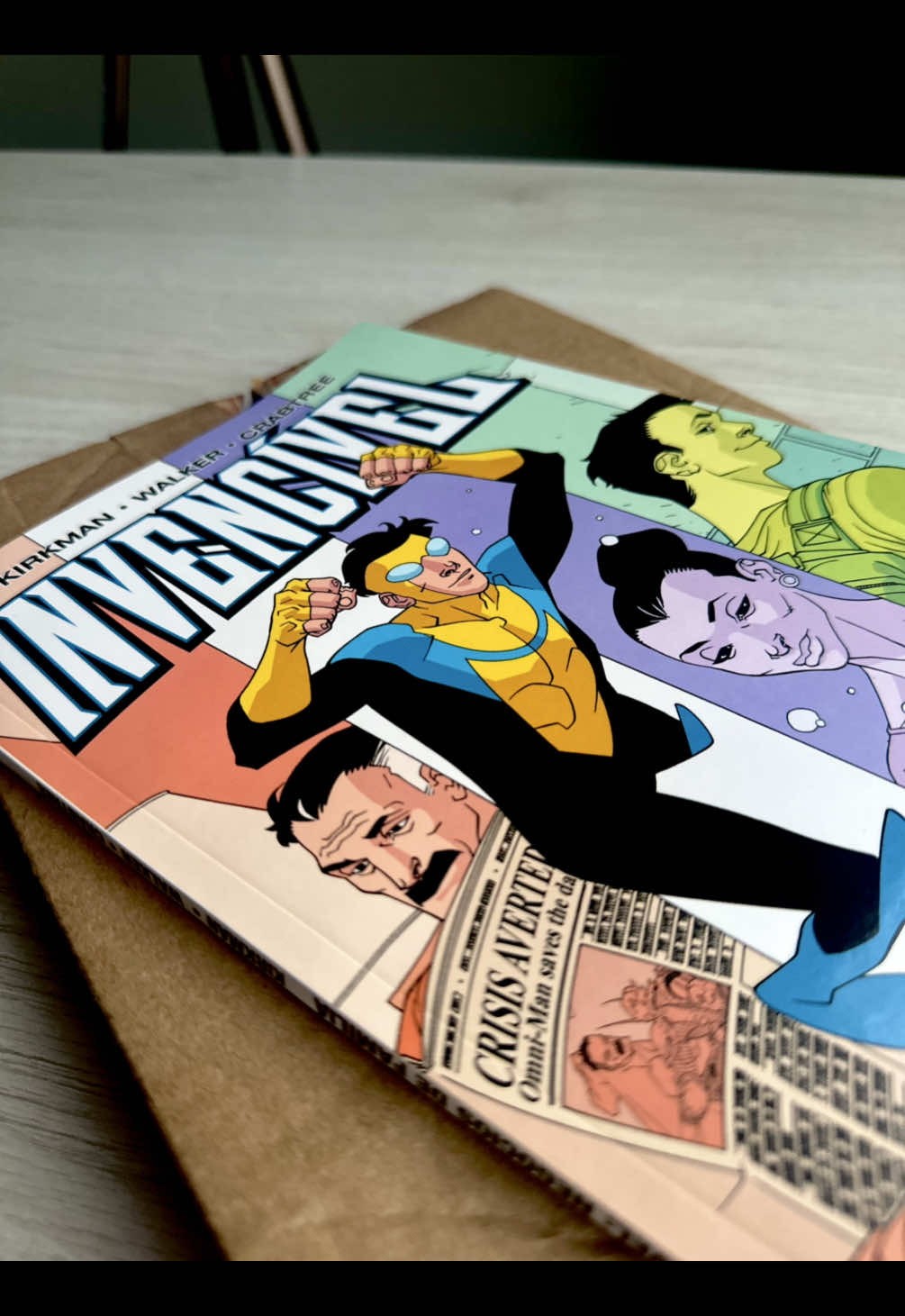 Os quadrinhos de Invencível pela Panini Comics. Aqui o primeiro volume (de 25) #Quadrinhos #PrimeVideo #Invencível #RobertKirkman #Animação 