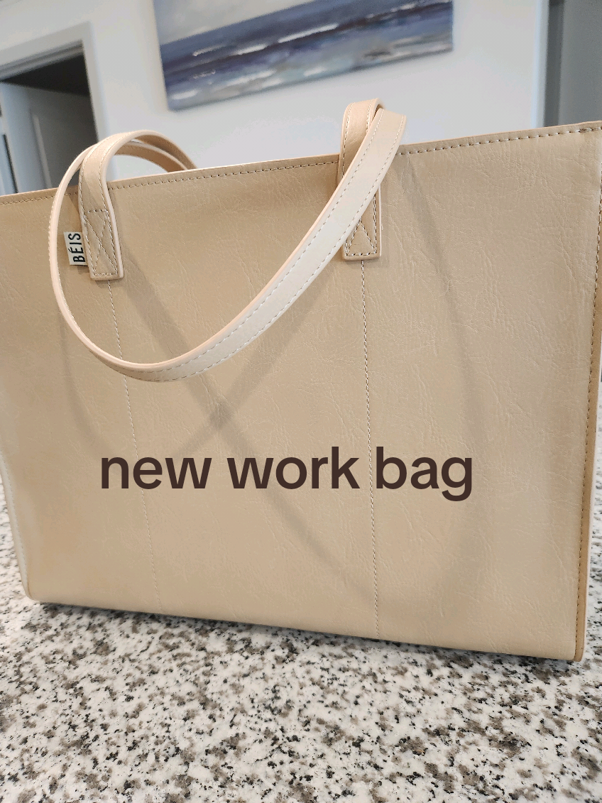 my new work bag just came in and she's perfect 😍 I love this tote for the office!! #beis #beisworktote #beistote #beisbeige #beis #workbag #corporategirlies @Beis Travel 