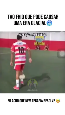 ESSE GOL FOI UM EXTREMO DA FRIEZA…O marcador e o goleiro no chão pedido para não tomar o gol. Passe perfeito, drible desconcertante, goleiro no chão e uma cavadinha GELADA pra fechar! ❄️⚽🎩 #Futebol #Golaço #FutebolArte #Dribles #FutebolRaiz #Cavadinha #FutebolAmador #Várzea #ResenhaFutebol #LancesBonitos #HumorNoFutebol #jerdinhojc 