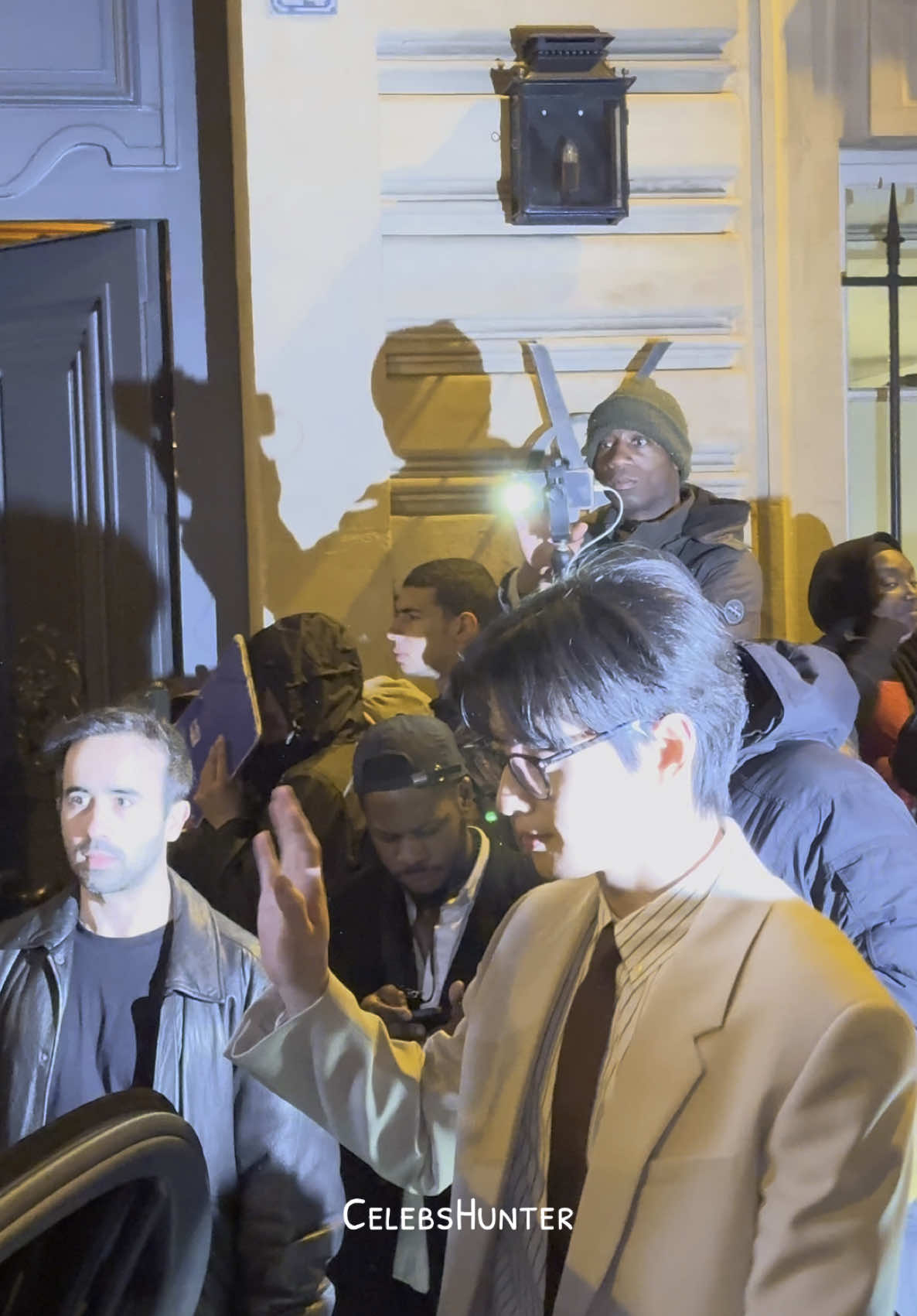 Eun woo quitte l’after party Saint Laurent  #eunwoo #saintlaurent #fashionweek #paris #fashion 