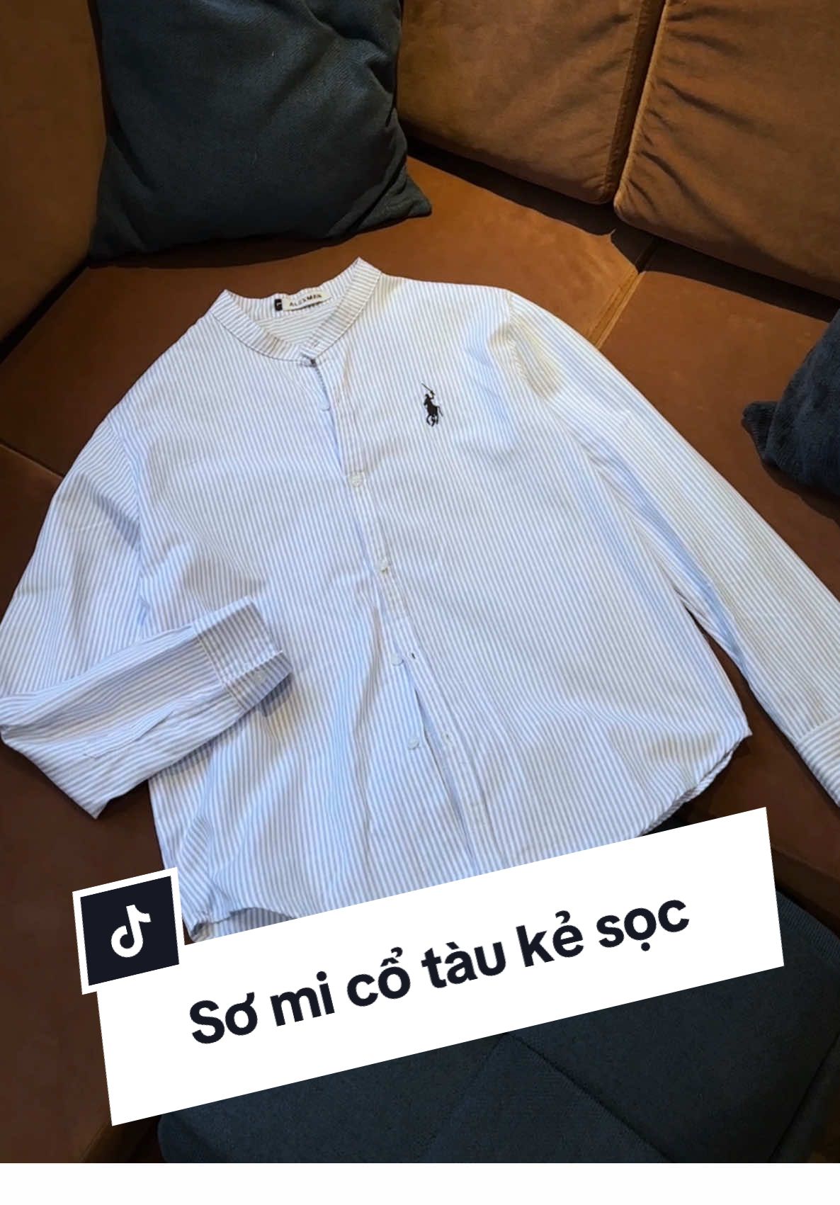 Ui em sơ mi này thêu logo cực nét, kẹ sọc cực sang mà giá 1xx. Đi làm đi chơi cân hết. #outfitideas #summervibes #LearnOnTikTok #OOTD  #jacket  #menoutfit #thoitrangnam #aonamdep #POLO #aopolo #zen1907 #cuahangdeptrai #dz #macdep #aomuahe #somi #aothun #shirt #tshirt #jeans #QUANAU #quanongsuong 