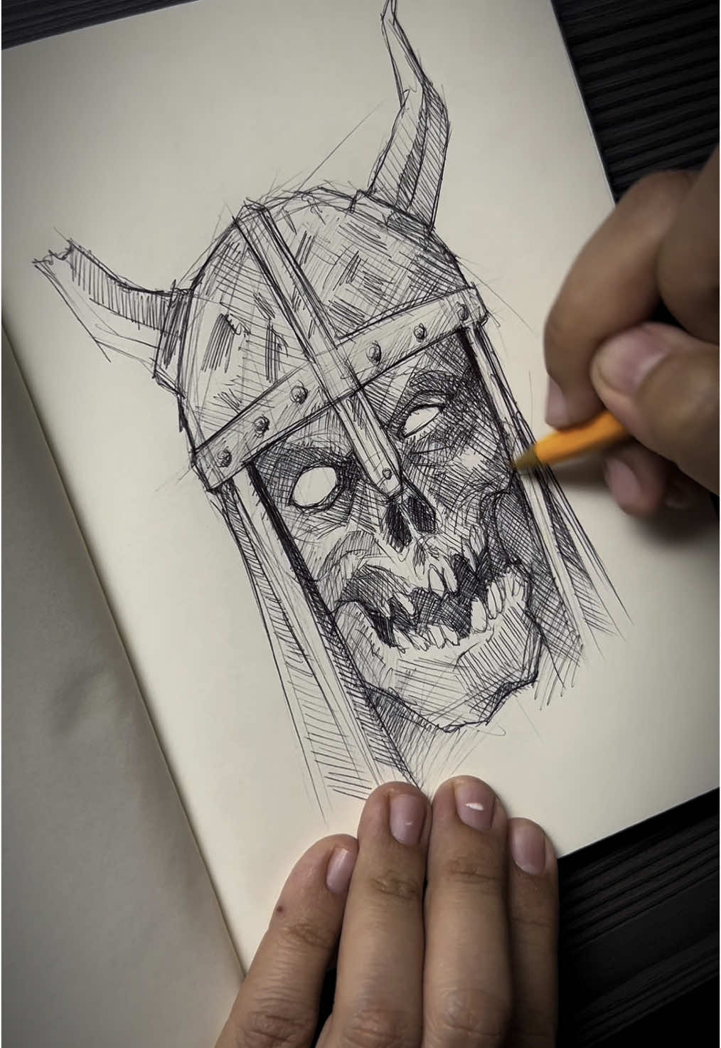 Dibujé un guerrero vikingo zombie a bolígrafo, usando mi estilo de ashurado sucio (así le llamo yo jeje). Tiene un casco con cuernos, y una mirada intensa. Este tipo de bocetos me ayuda a soltar la mano y mejorar mi técnica para tatuajes, especialmente el puntillismo de arrastre.  #dibujo #inking #viking #zombie #tattoodesign #sketch #art #horrorart #blackwork #asmr #vikingskull #drawings