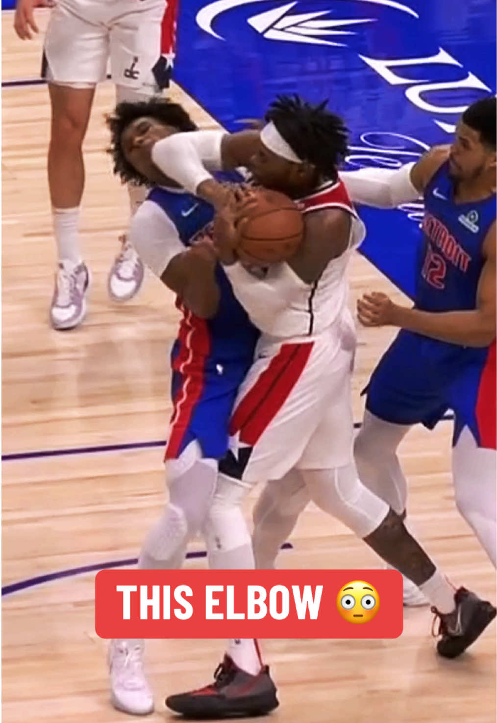 #AusarThompson took a big elbow from Richaun Holmes, who was assessed a flagrant foul and ejected from the game. #NBA #basketball #Wizards #Pistons #Detroit #Washington 