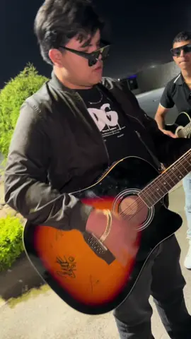 Por esos ojos  . . . . . . . . . . . . . . . #poresosojos #fuerzaregida #jop #viral #fyp #vira #corridos #cover #amor #fuerza #requinto #guitarras 