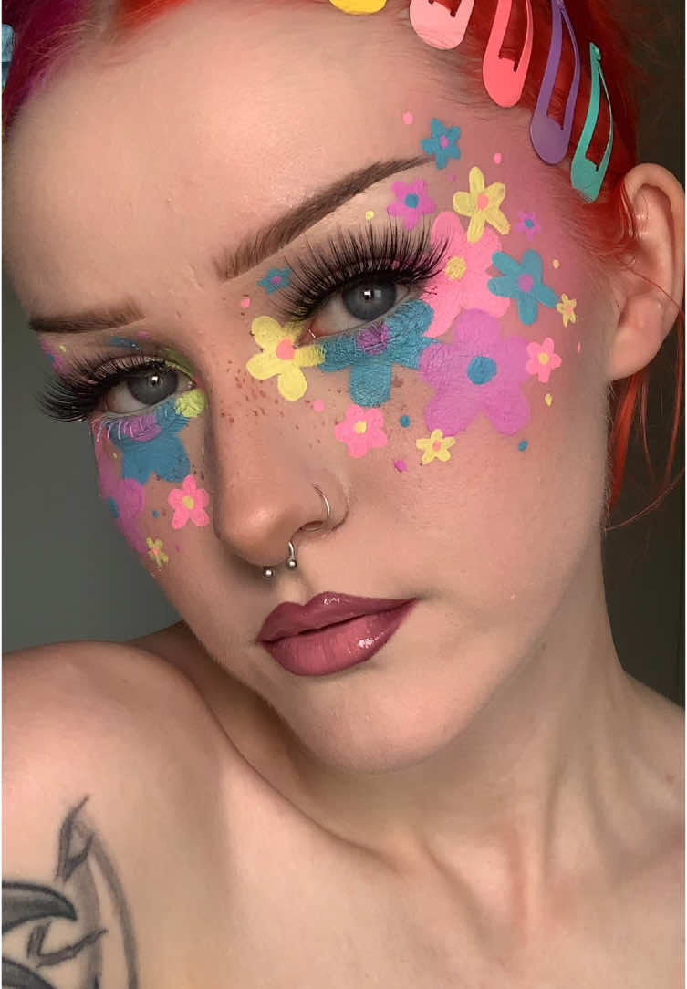 spring flowers 🌸 inspired by @chelsey 🍒   PRODUCTS: @rudecosmetics splash liner palettes (code MADDYSMAKEUP) 