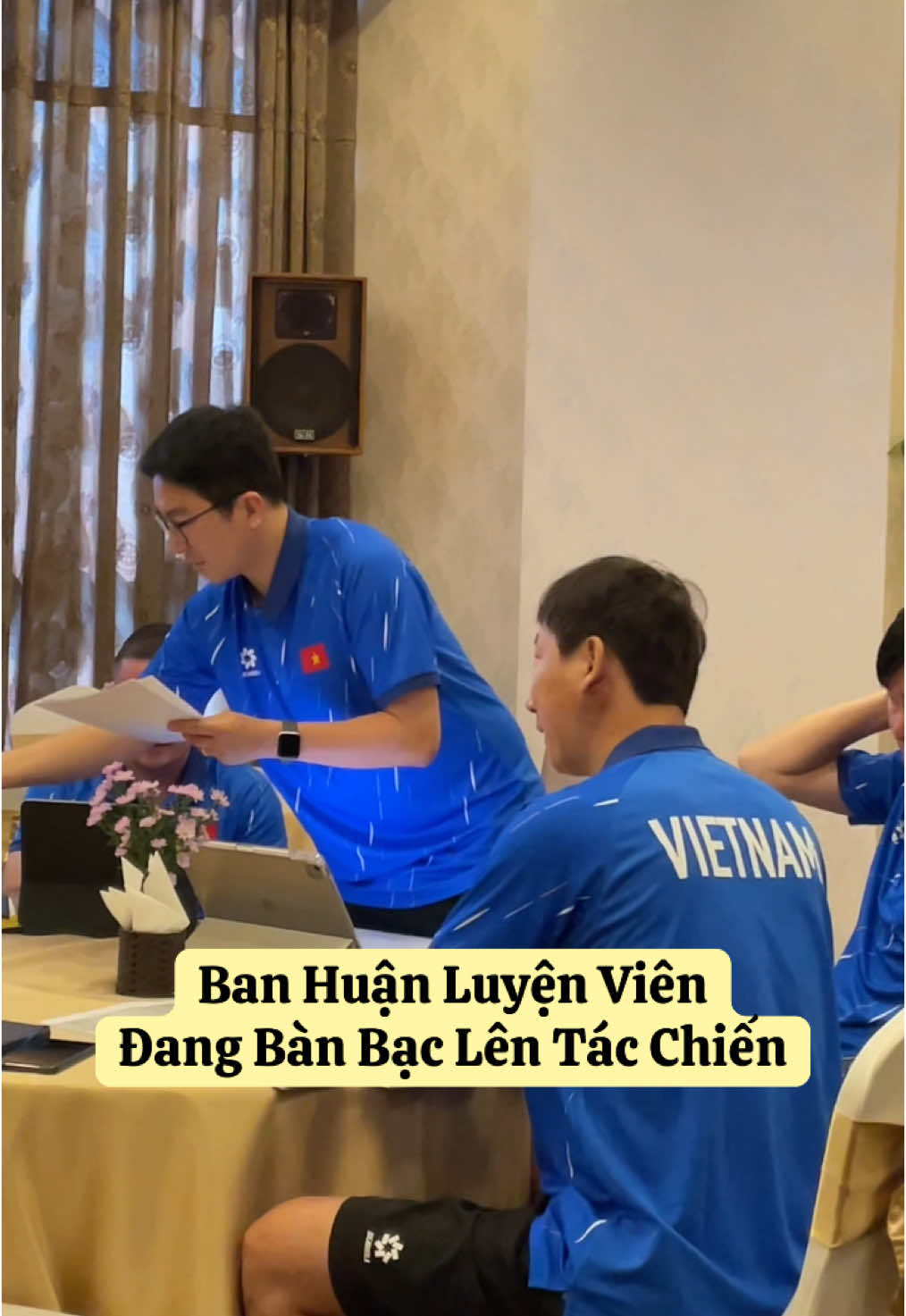 Ban HLV đang bàn bạc lên kế hoạch tác chiến tại The Mira ⚽️🇻🇳🤩 #themirahotel #khachsan5sao #fyp 