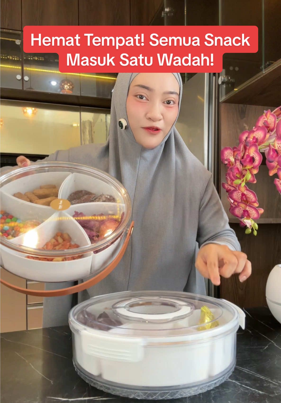 Kirain harus beli banyak toples buat camilan, ternyata cukup 1 toples sekat 5 ini aja! 😍 Semua snack tersusun rapi dalam satu wadah, hemat tempat, lebih estetik, dan gampang diambil! Cocok buat meja tamu atau nyemil santai! ✨🔥” #wadahsnack #tempatsnack #wadahserbaguna #toplesserbaguna  #wibgajian #Gebyarbelanjafebruari #cuantanpabatas #ramadanekstraseru 