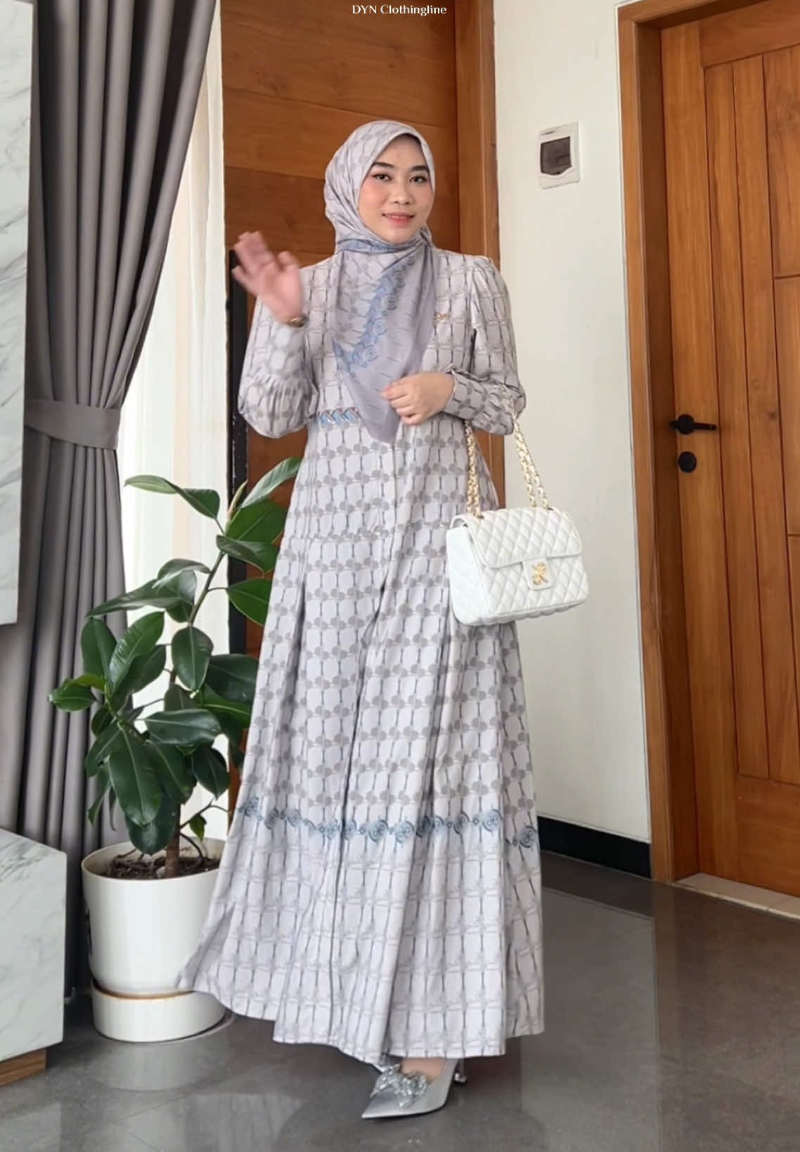 Gracella Dress - monogram series dengan 10 pilihan warna siap nemenin OOTD lebaran kamu.🥳 Yang suka look simpel langsung amanin di LIVE tiktok atau klim keranjang kuningnya! 🛒 #dynclothingline #monogramdyn #gamisdyn #dressdyn #lebaranpakaidyn #dynrayaseries #dresscantik #gamiscantik #ootdlebaran #lebaran2025 